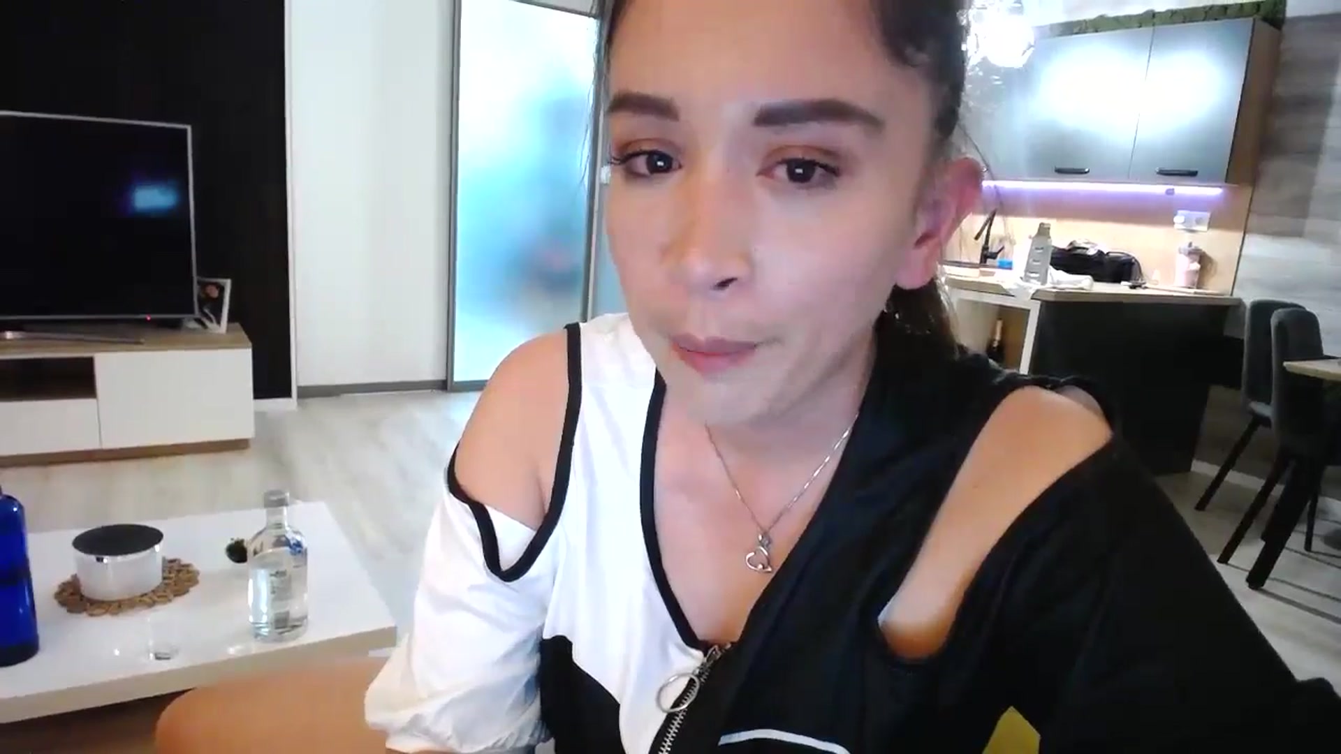 Gallery image thumbnail from Destiny____'s myfreecams stream on, 06/14/2024, 21:35 image 10 of 20