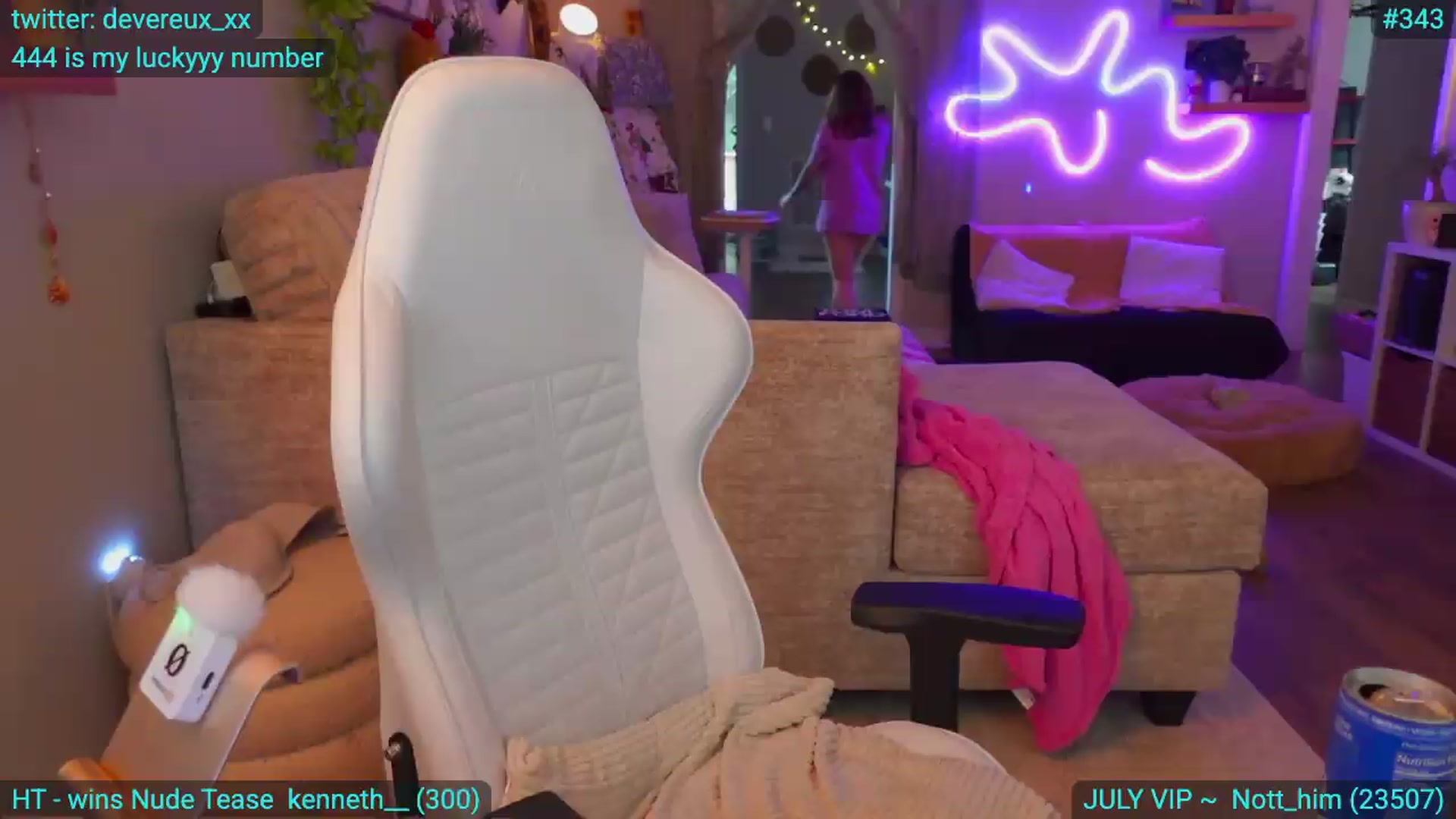 Gallery image thumbnail from DevereuxQ's myfreecams stream on, 07/28/2026, 24:10 image 18 of 20