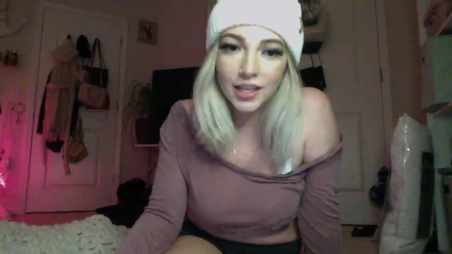 Gallery image thumbnail from Devereuxquinn's myfreecams stream on, 12/30/2022, 06:11 image 16 of 20