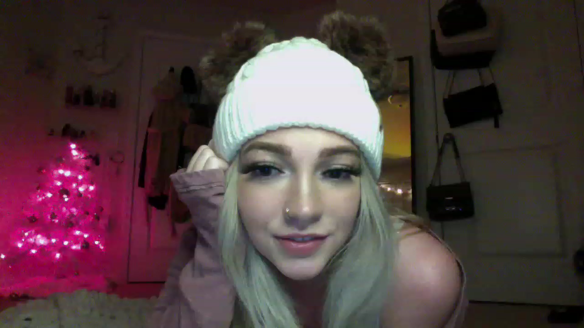 Gallery image thumbnail from Devereuxquinn's myfreecams stream on, 12/30/2022, 06:11 image 6 of 20