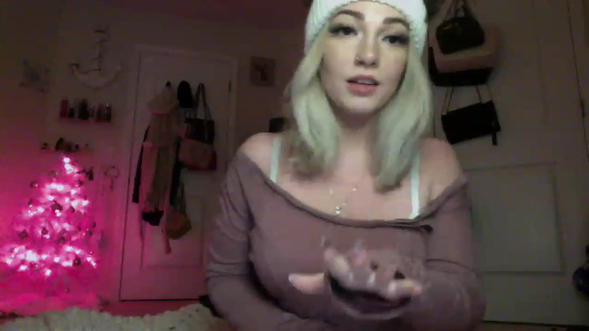 Gallery image thumbnail from Devereuxquinn's myfreecams stream on, 12/30/2022, 06:11 image 8 of 20