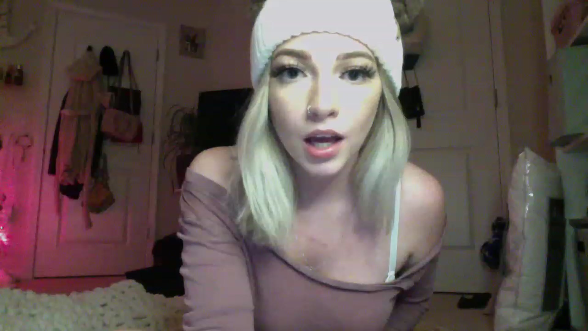 Gallery image thumbnail from Devereuxquinn's myfreecams stream on, 12/30/2022, 06:11 image 18 of 20