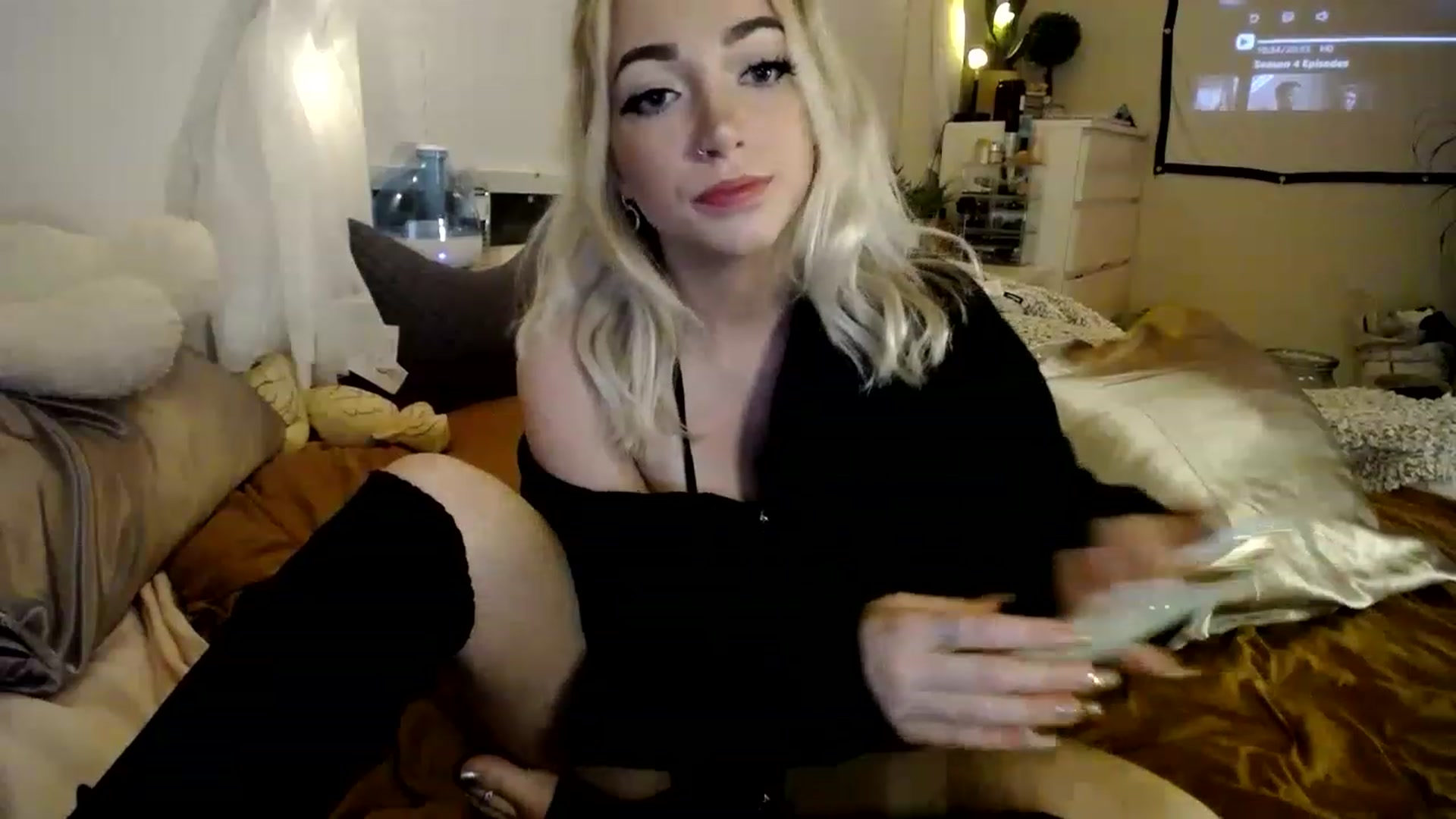 Gallery image thumbnail from Devereuxquinn's myfreecams stream on, 02/04/2023, 04:50 image 20 of 20