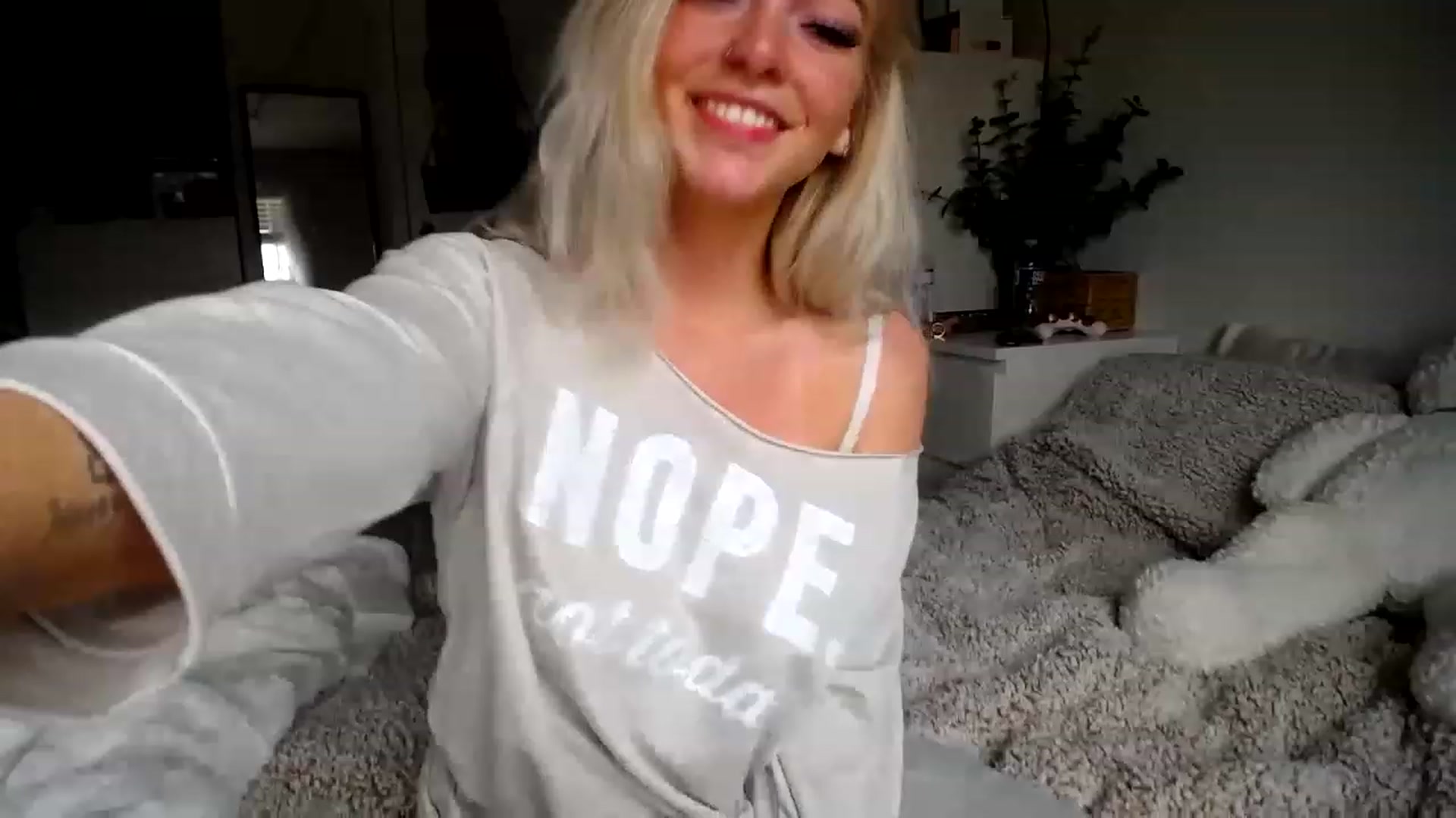Gallery image thumbnail from Devereuxquinn's myfreecams stream on, 02/09/2023, 22:27 image 7 of 20