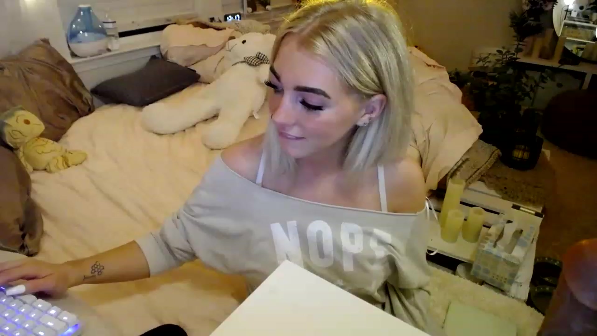 Gallery image thumbnail from Devereuxquinn's myfreecams stream on, 02/10/2023, 05:30 image 1 of 20