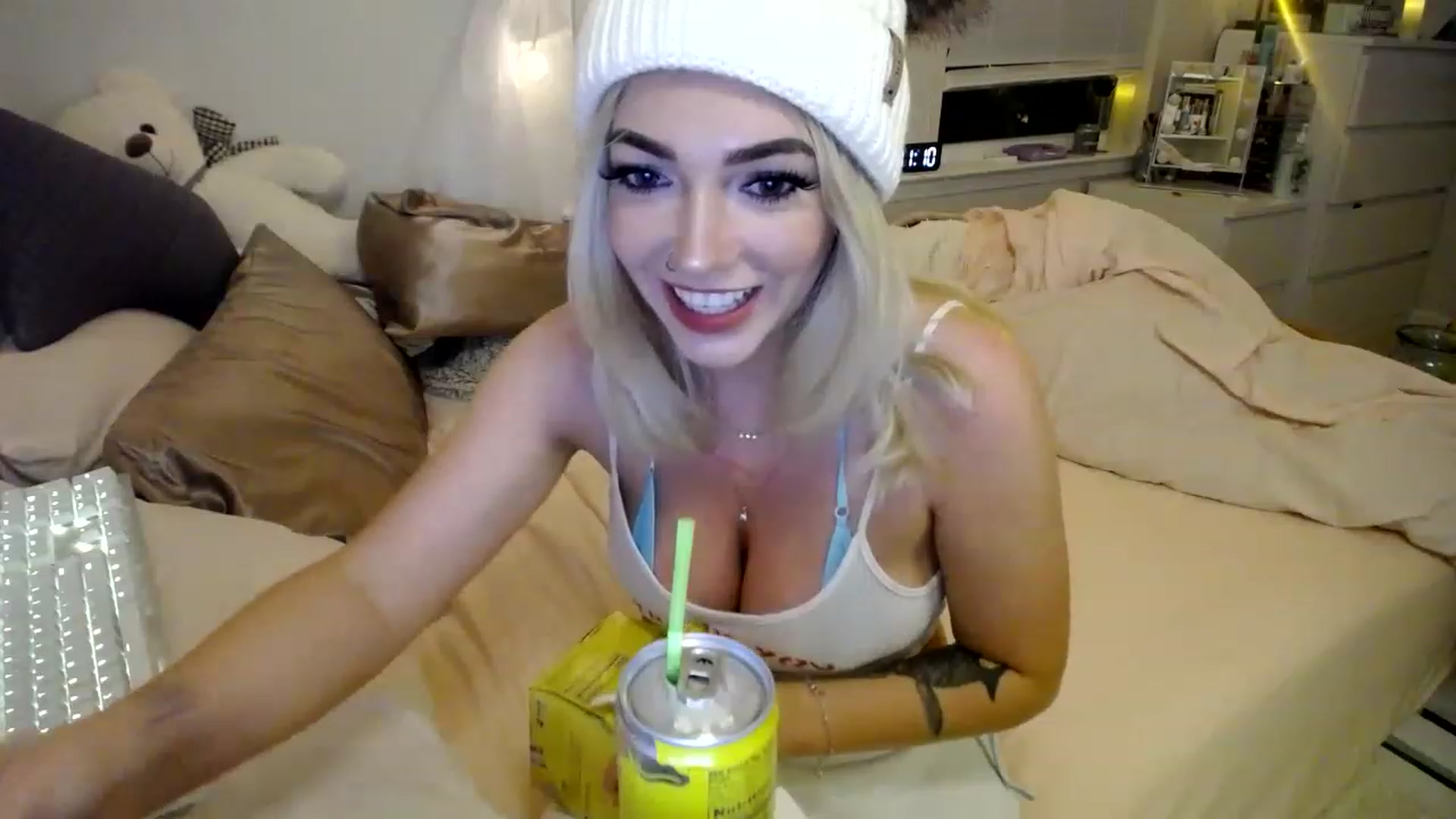 Gallery image thumbnail from Devereuxquinn's myfreecams stream on, 02/12/2023, 04:31 image 3 of 20