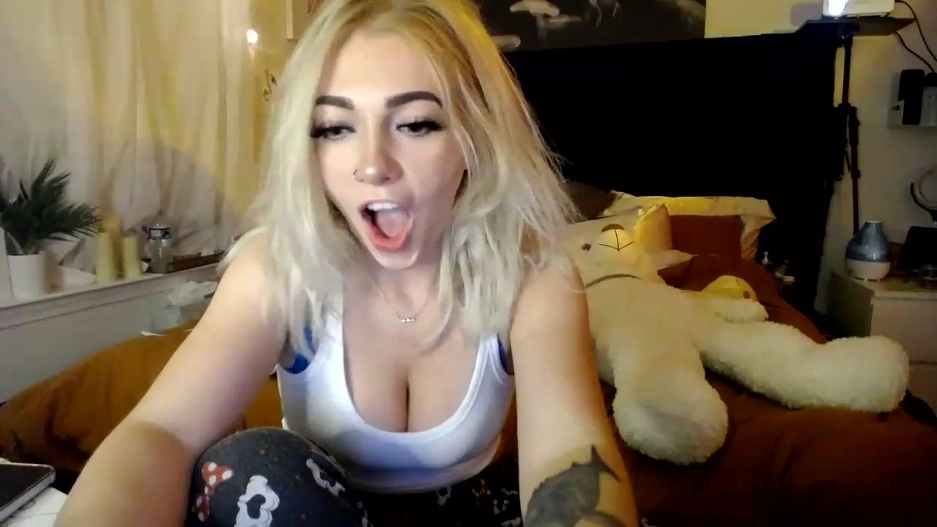 Gallery image thumbnail from Devereuxquinn's myfreecams stream on, 02/16/2023, 05:59 image 4 of 20