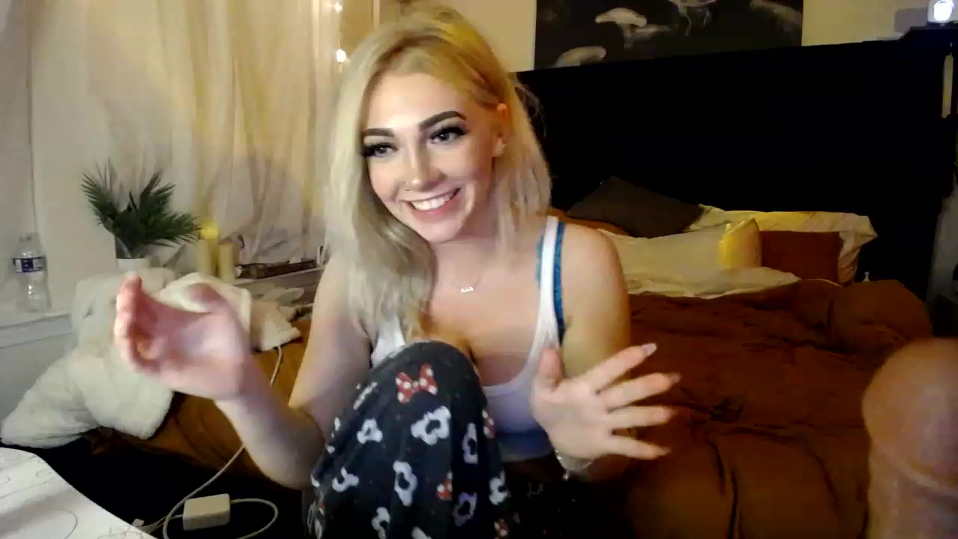 Gallery image thumbnail from Devereuxquinn's myfreecams stream on, 02/16/2023, 05:59 image 17 of 20