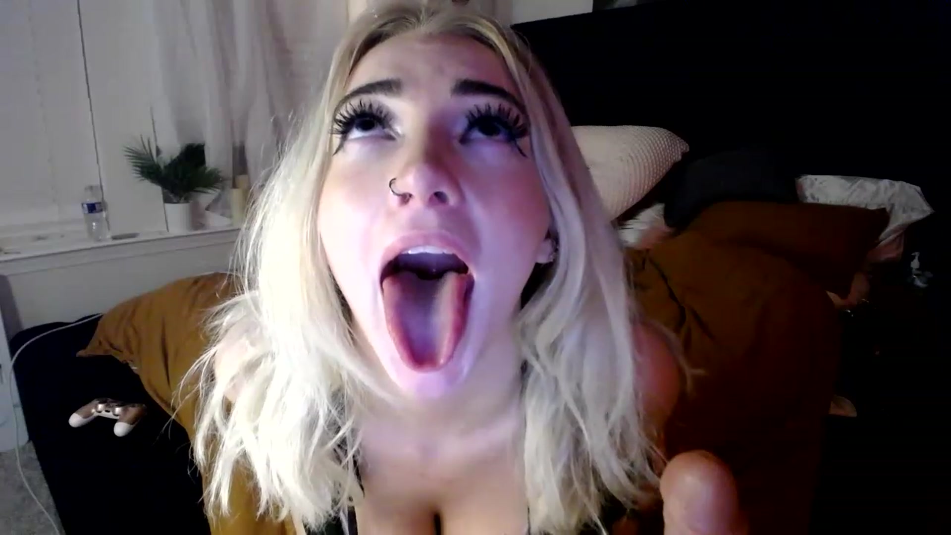 Gallery image thumbnail from Devereuxquinn's myfreecams stream on, 02/17/2023, 08:19 image 19 of 20