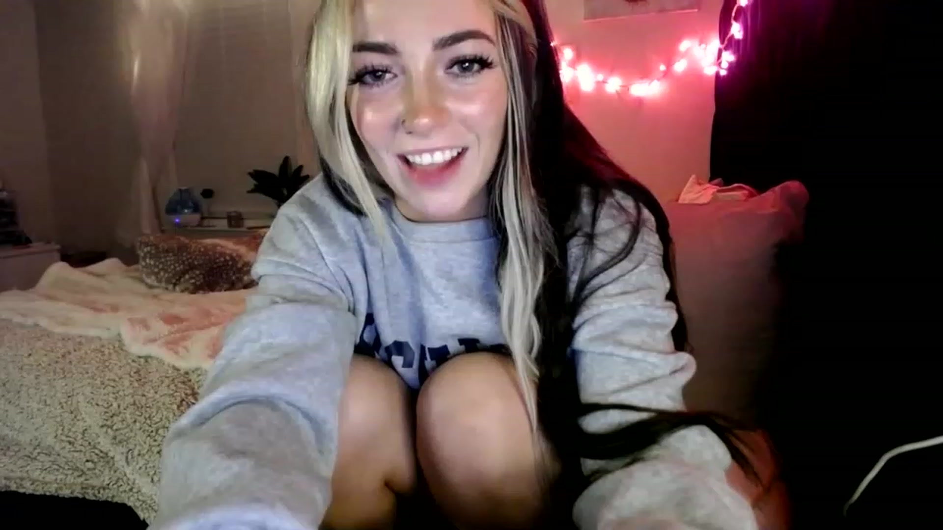 Gallery image thumbnail from Devereuxquinn's myfreecams stream on, 02/21/2023, 06:05 image 1 of 20