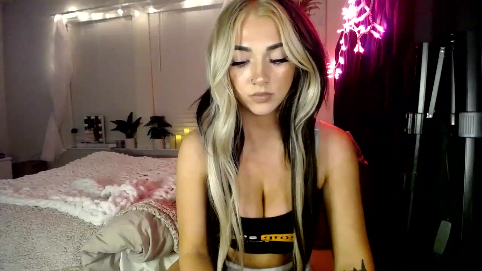 Gallery image thumbnail from Devereuxquinn's myfreecams stream on, 02/24/2023, 04:58 image 12 of 20