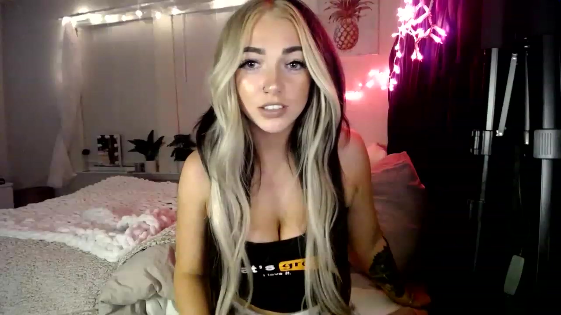 Gallery image thumbnail from Devereuxquinn's myfreecams stream on, 02/24/2023, 04:58 image 17 of 20