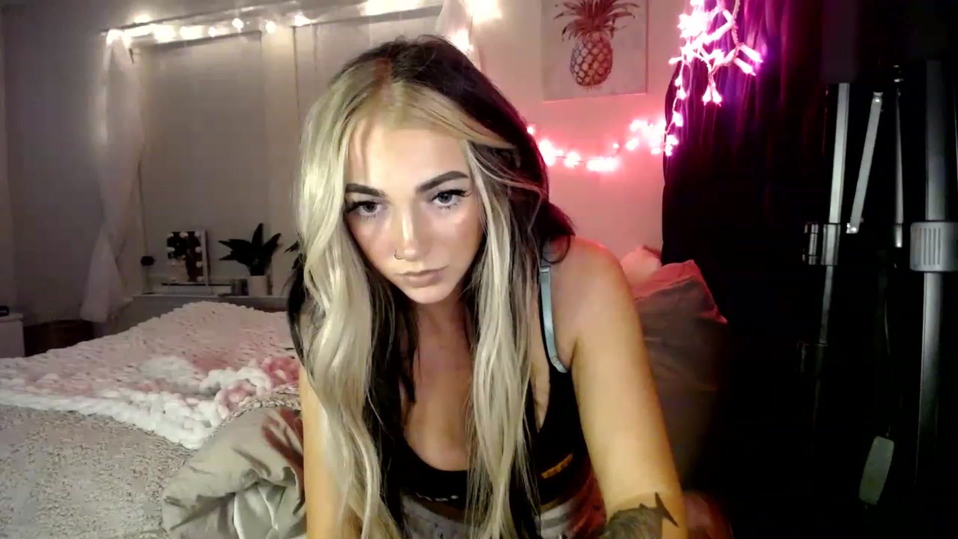 Gallery image thumbnail from Devereuxquinn's myfreecams stream on, 02/24/2023, 04:58 image 14 of 20