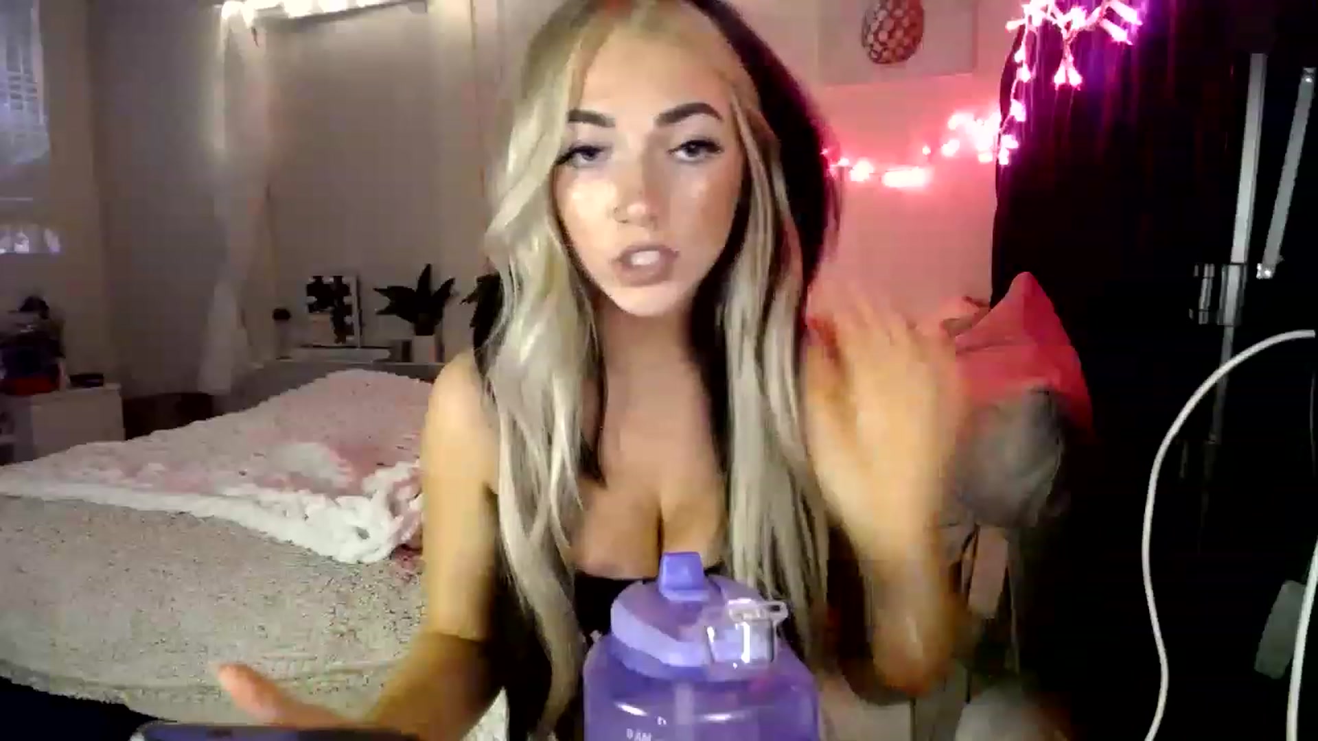 Gallery image thumbnail from Devereuxquinn's myfreecams stream on, 02/24/2023, 04:58 image 9 of 20
