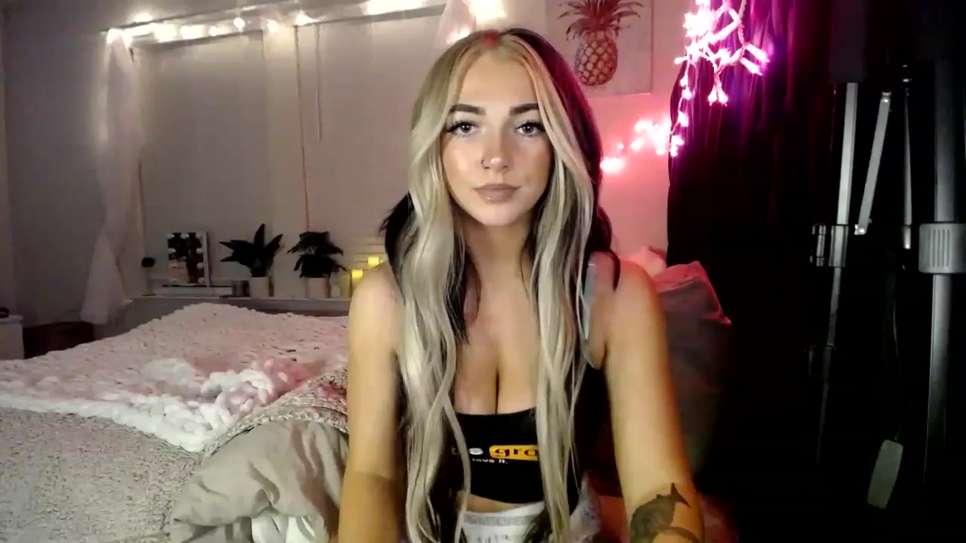 Gallery image thumbnail from Devereuxquinn's myfreecams stream on, 02/24/2023, 04:58 image 18 of 20