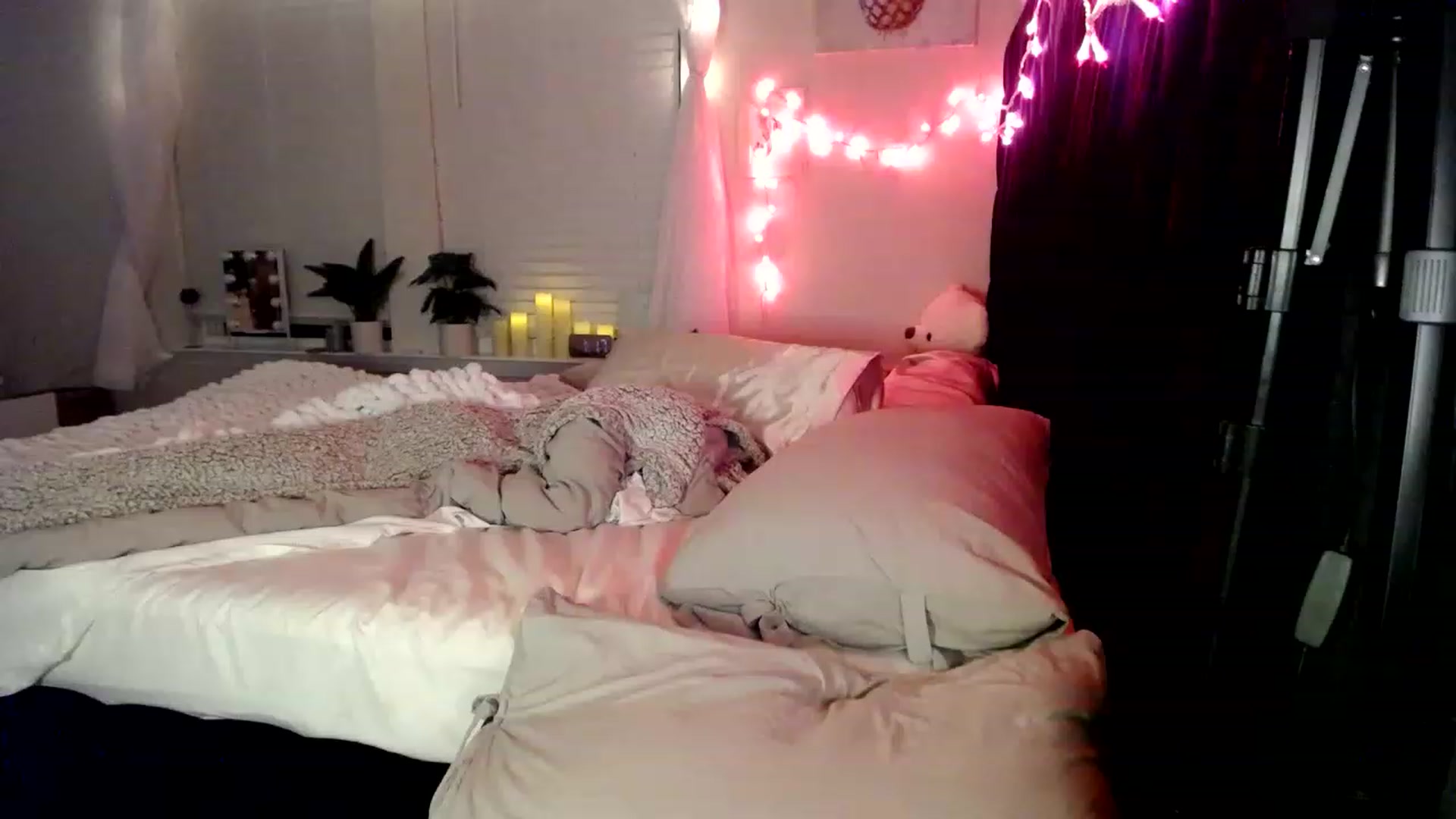 Gallery image thumbnail from Devereuxquinn's myfreecams stream on, 02/24/2023, 06:20 image 18 of 20
