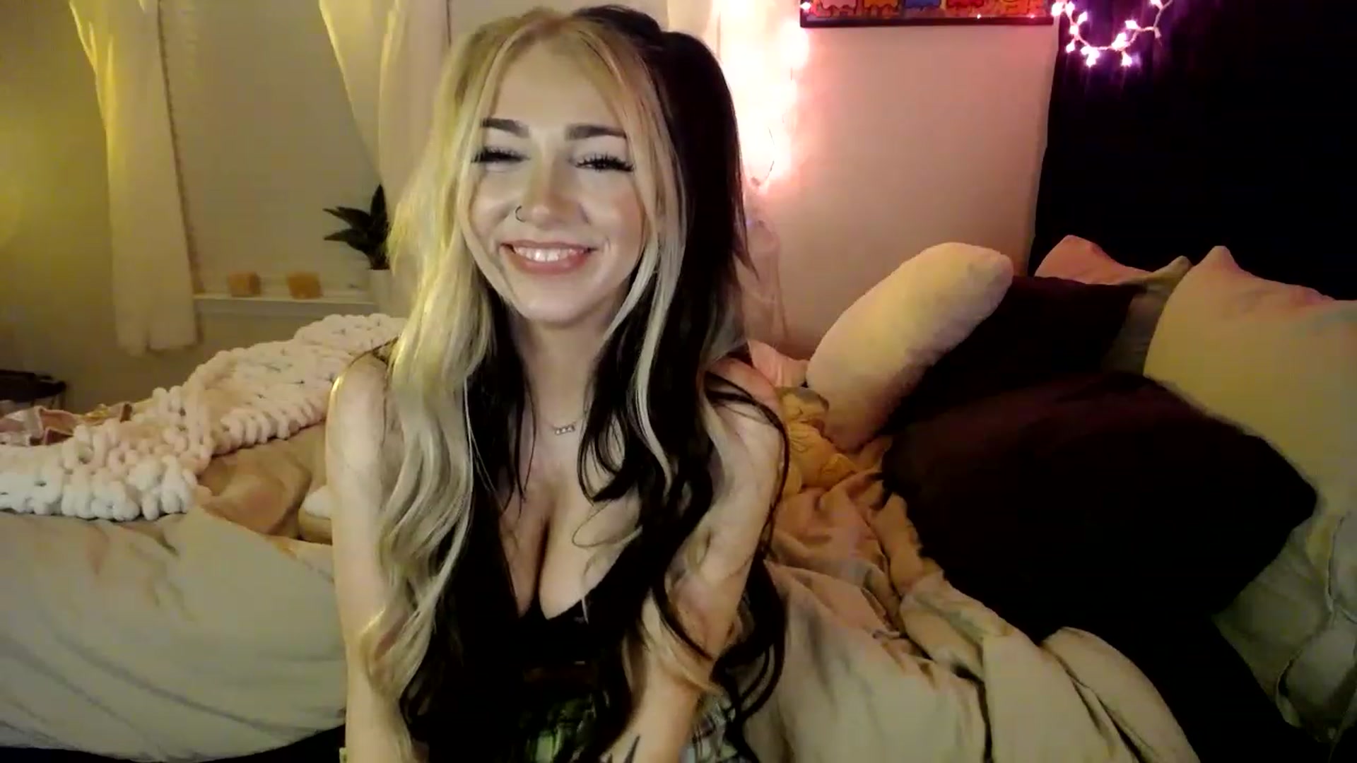 Gallery image thumbnail from Devereuxquinn's myfreecams stream on, 03/07/2023, 07:00 image 18 of 20