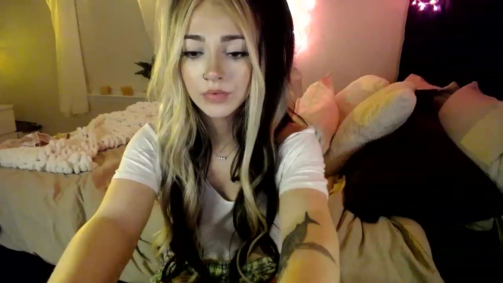 Gallery image thumbnail from Devereuxquinn's myfreecams stream on, 03/07/2023, 07:00 image 9 of 20