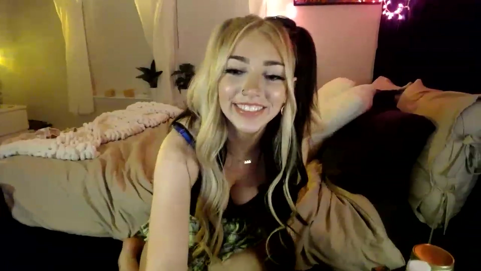 Gallery image thumbnail from Devereuxquinn's myfreecams stream on, 03/07/2023, 07:00 image 16 of 20