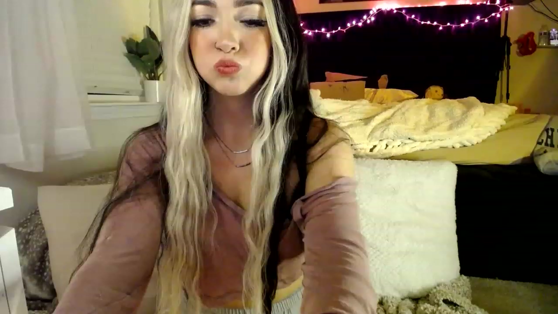 Gallery image thumbnail from Devereuxquinn's myfreecams stream on, 03/10/2023, 06:26 image 8 of 20