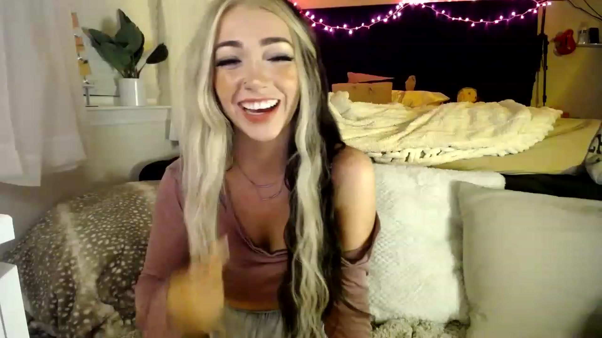 Gallery image thumbnail from Devereuxquinn's myfreecams stream on, 03/10/2023, 06:26 image 2 of 20