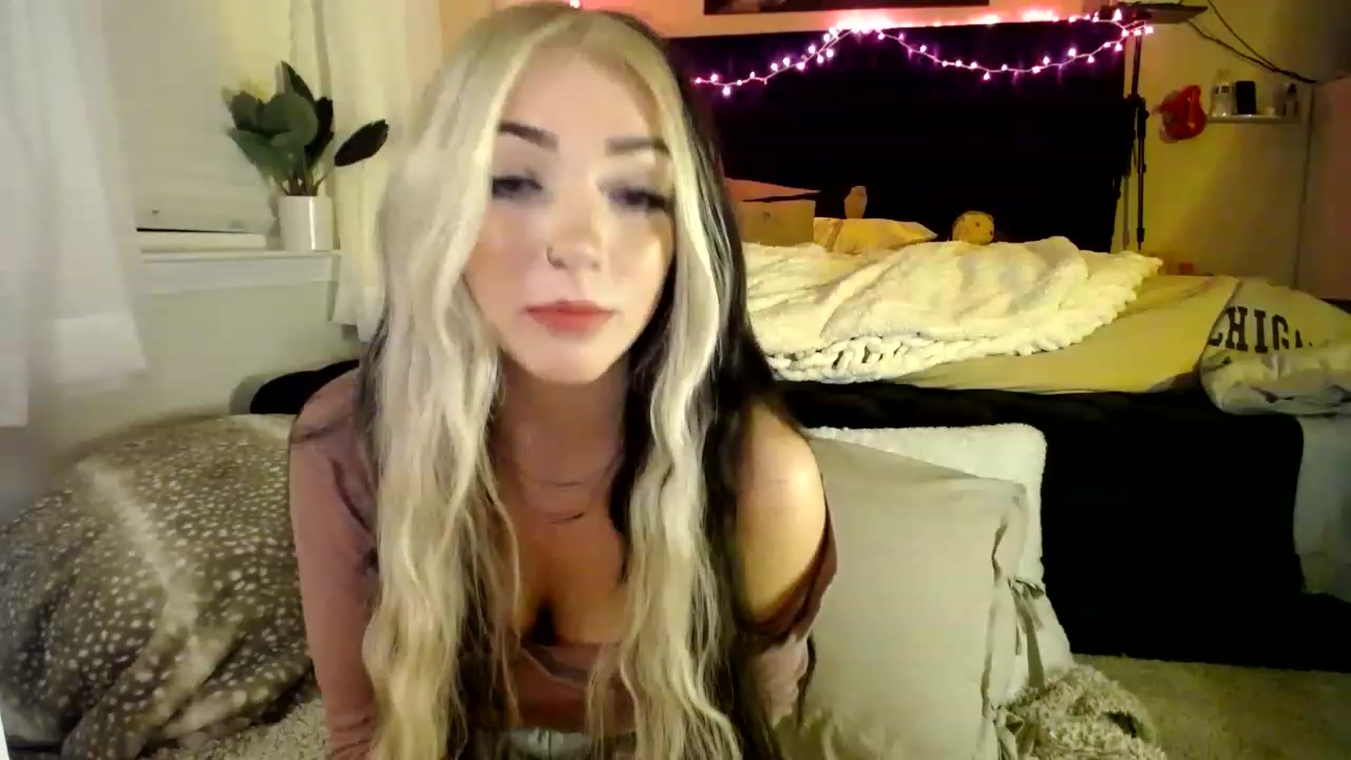 Gallery image thumbnail from Devereuxquinn's myfreecams stream on, 03/10/2023, 06:26 image 10 of 20