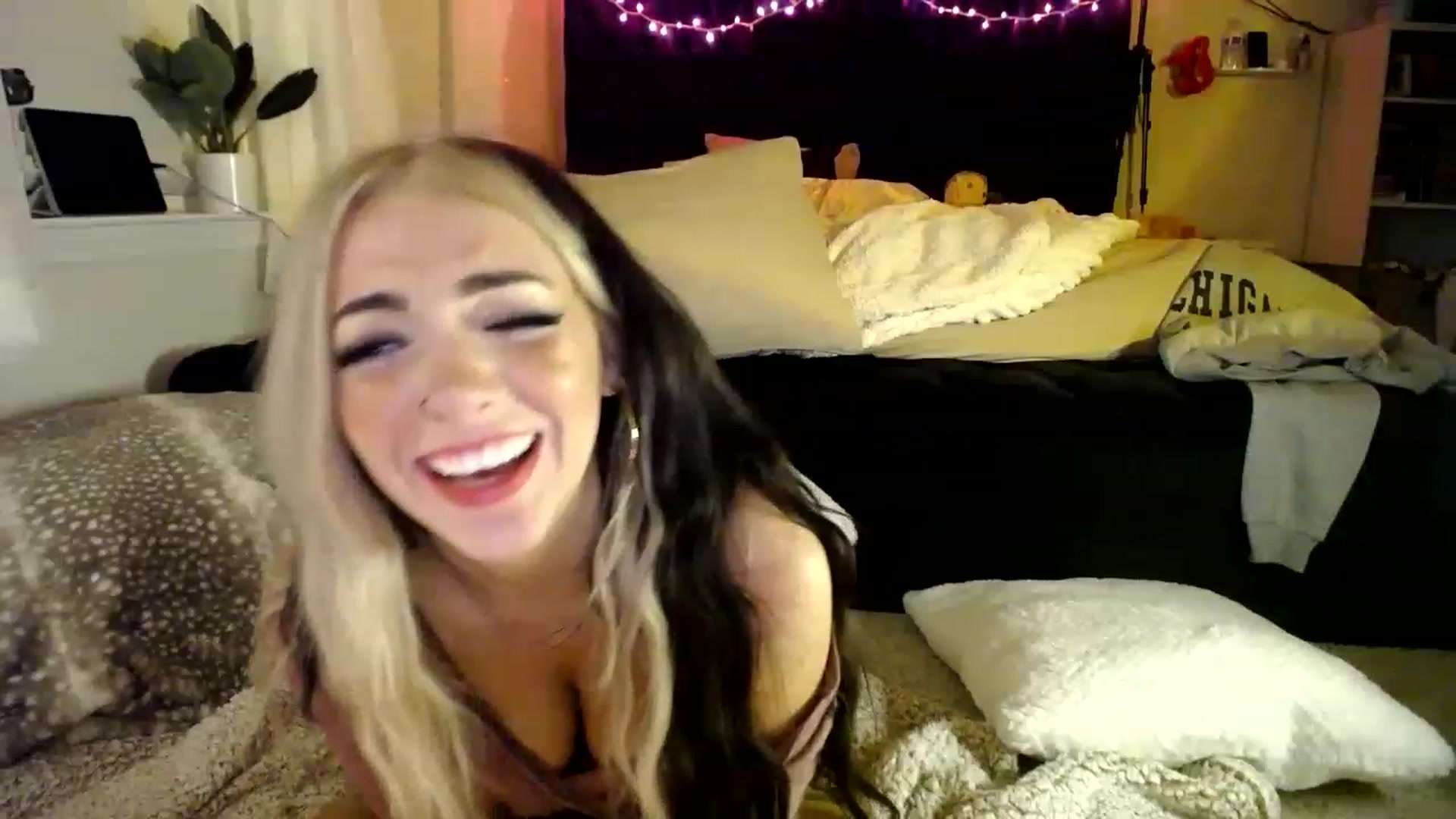 Gallery image thumbnail from Devereuxquinn's myfreecams stream on, 03/10/2023, 09:09 image 4 of 20