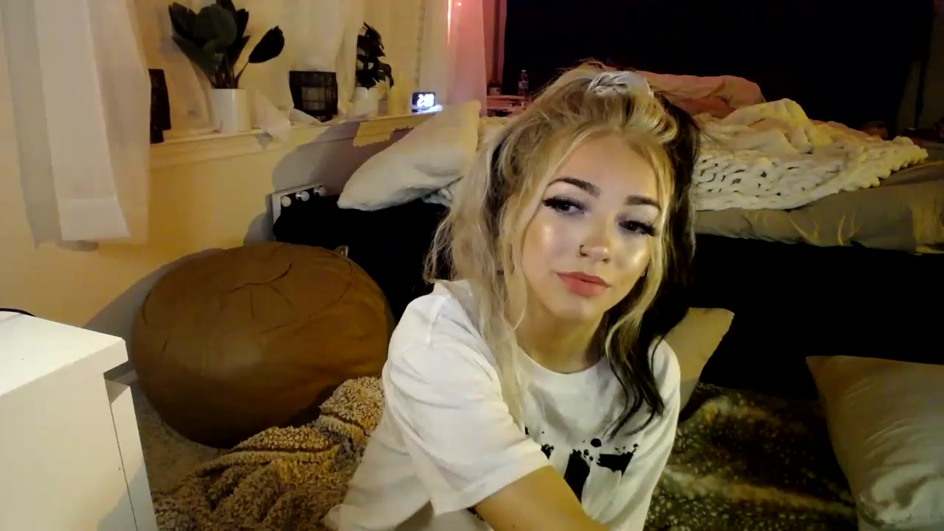 Gallery image thumbnail from Devereuxquinn's myfreecams stream on, 03/11/2023, 07:16 image 16 of 20