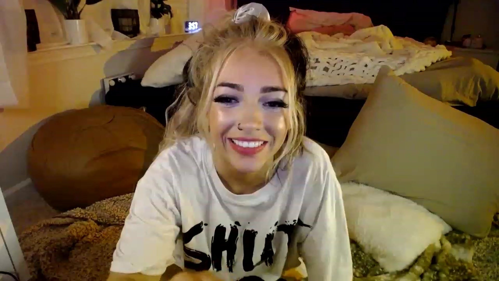 Gallery image thumbnail from Devereuxquinn's myfreecams stream on, 03/11/2023, 09:11 image 16 of 20