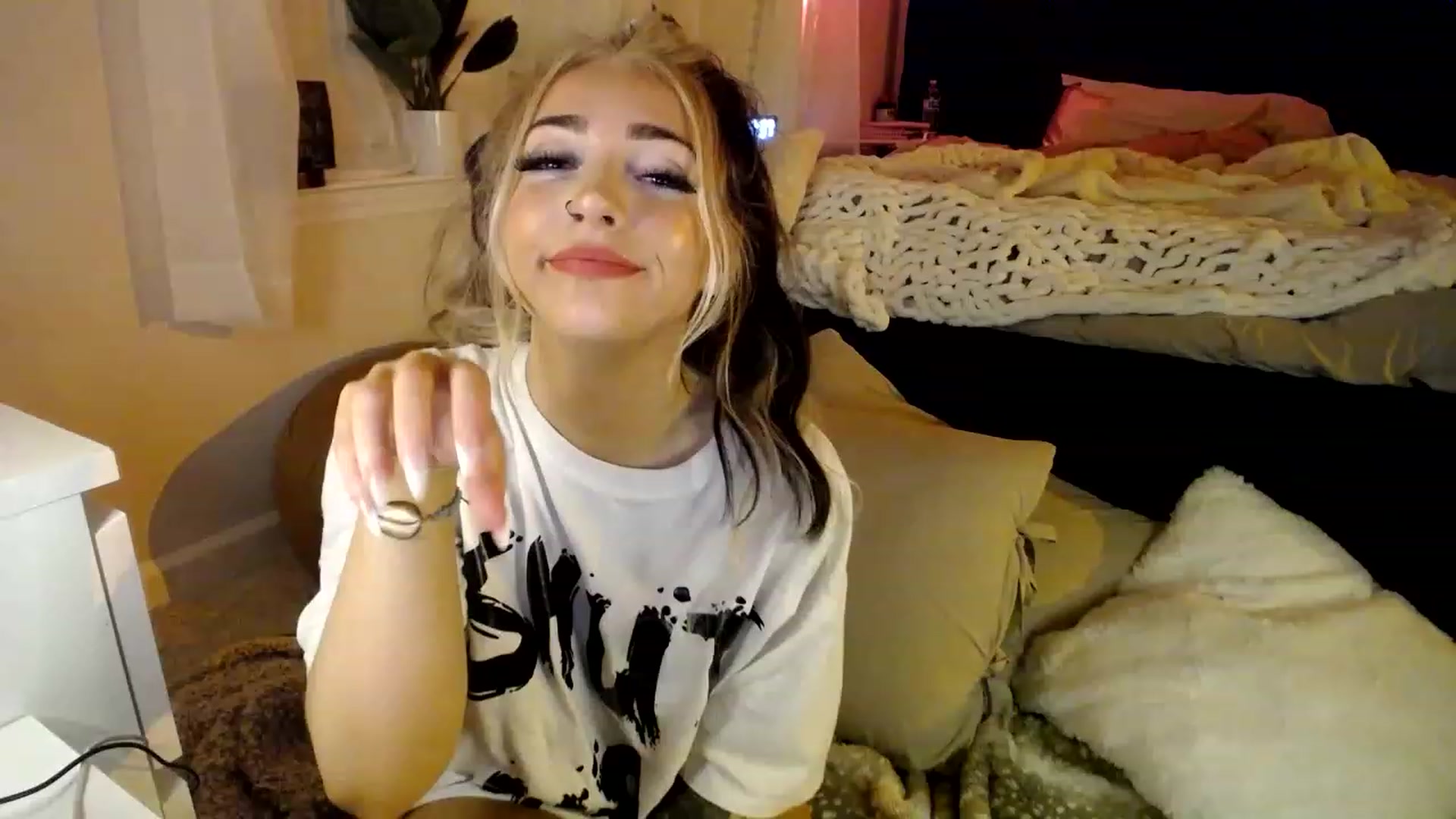 Gallery image thumbnail from Devereuxquinn's myfreecams stream on, 03/11/2023, 09:11 image 8 of 20