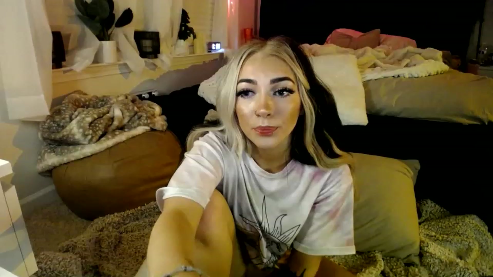 Gallery image thumbnail from Devereuxquinn's myfreecams stream on, 03/12/2023, 08:05 image 2 of 20