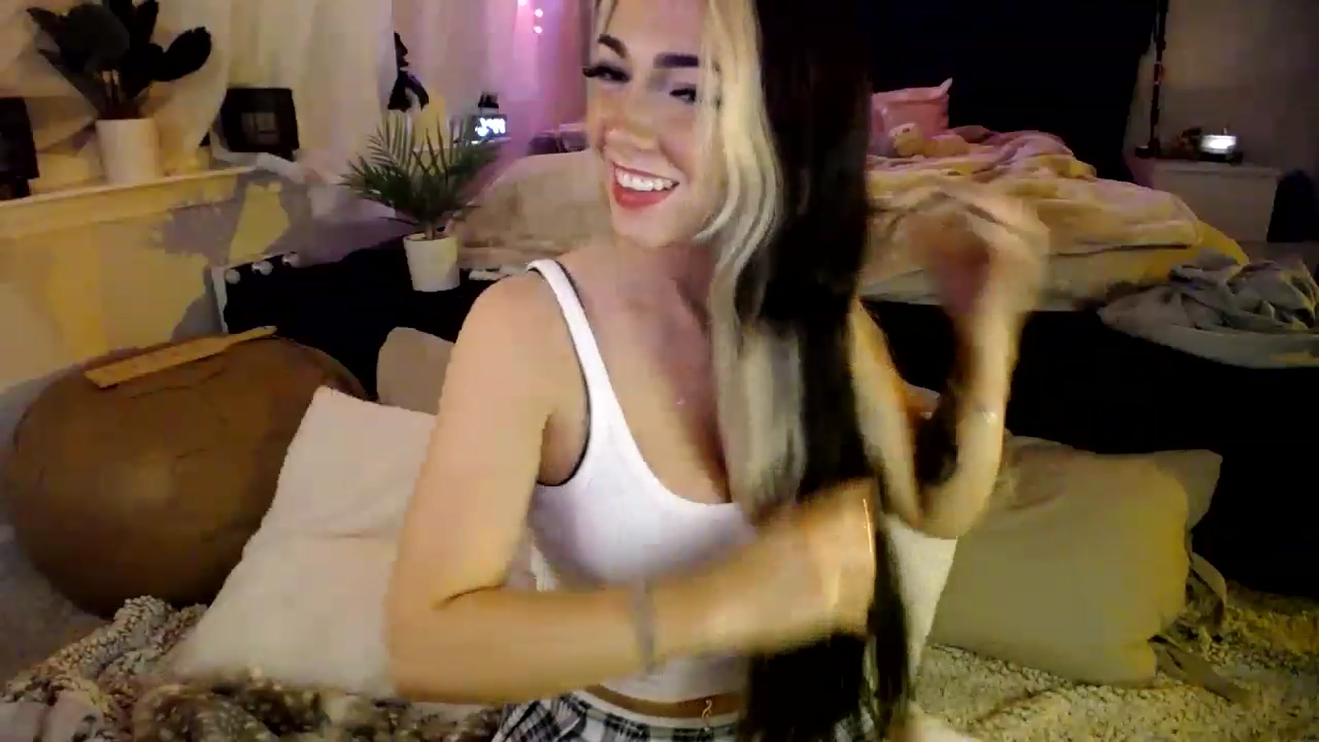 Gallery image thumbnail from Devereuxquinn's myfreecams stream on, 03/14/2023, 03:34 image 3 of 20