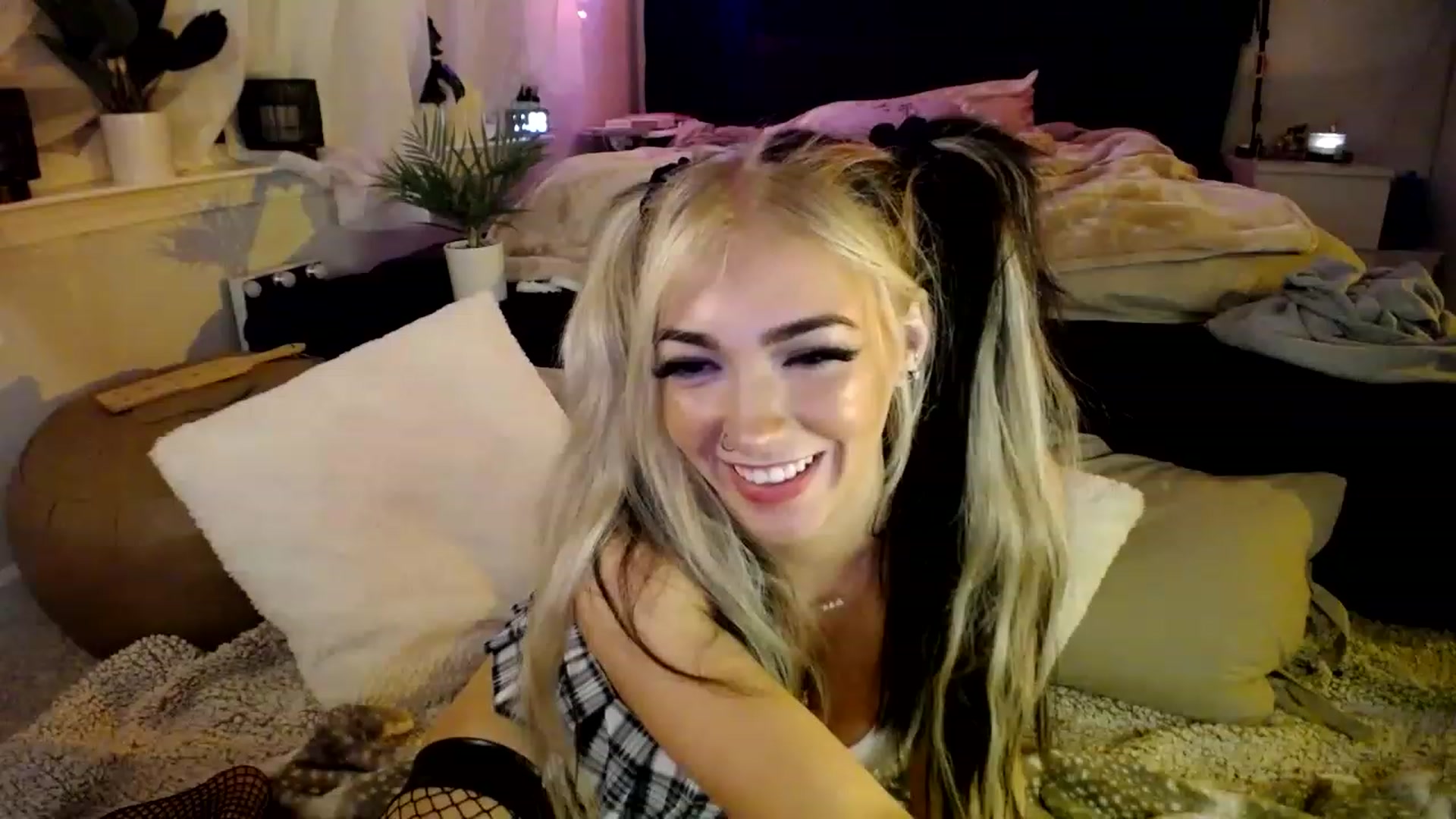 Gallery image thumbnail from Devereuxquinn's myfreecams stream on, 03/14/2023, 03:34 image 12 of 20