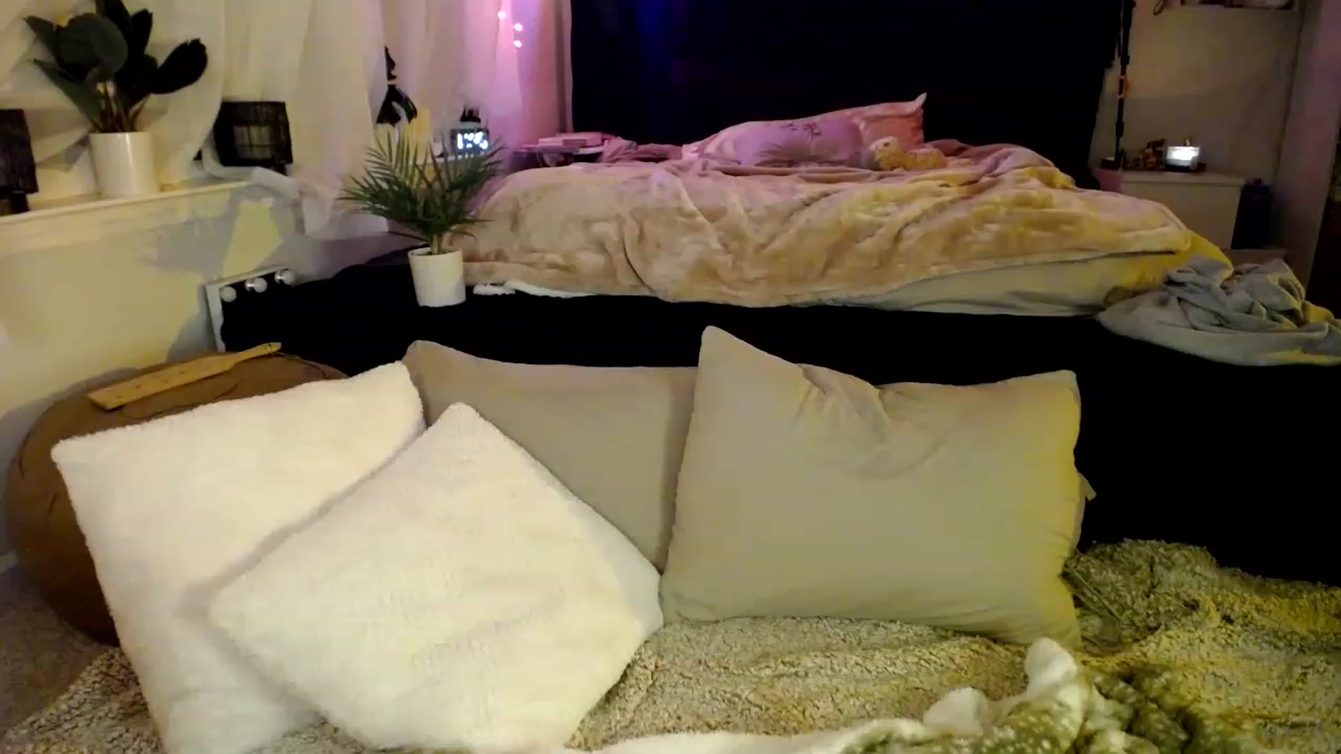 Gallery image thumbnail from Devereuxquinn's myfreecams stream on, 03/14/2023, 04:02 image 8 of 20