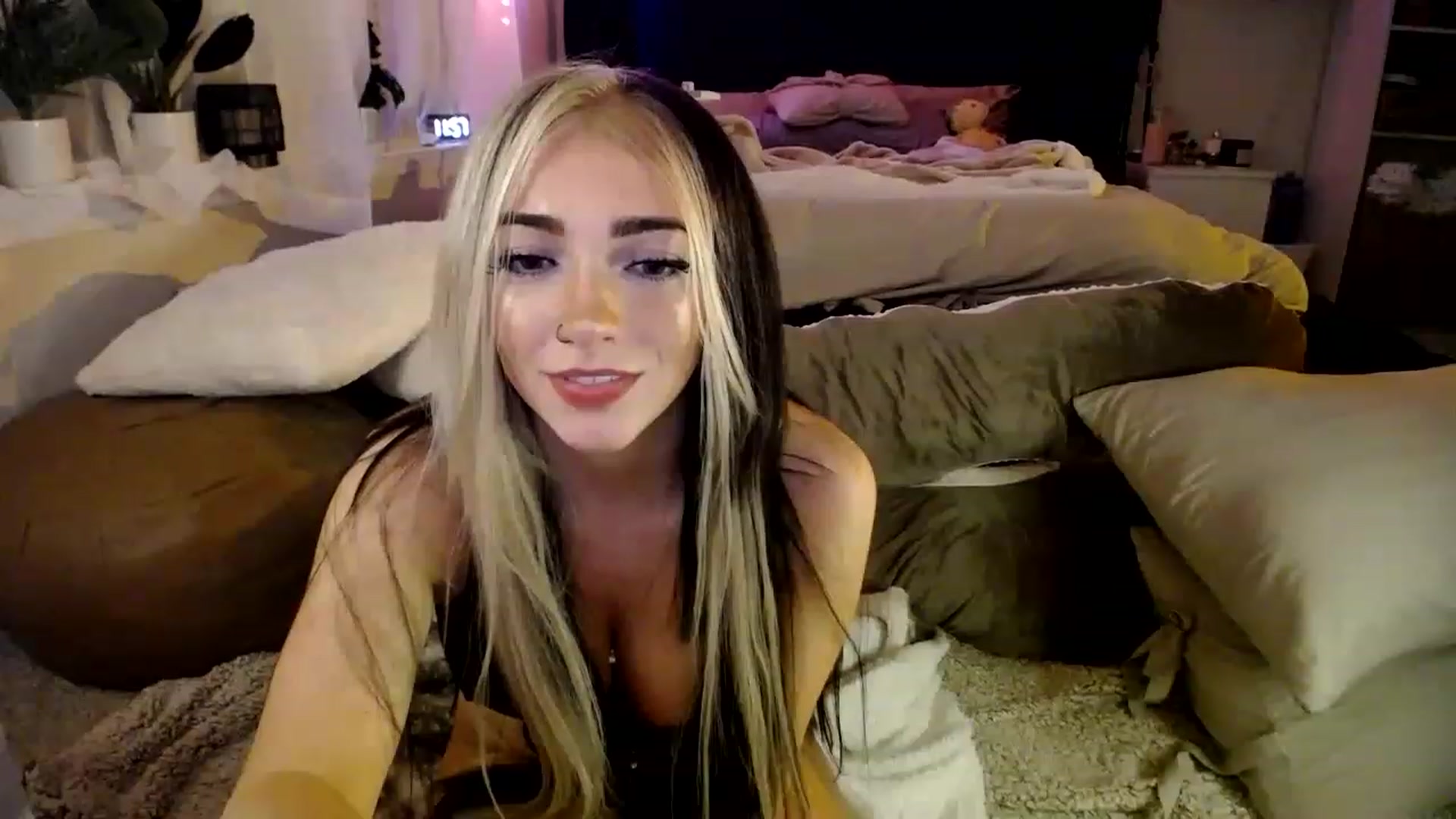 Gallery image thumbnail from Devereuxquinn's myfreecams stream on, 03/15/2023, 06:22 image 5 of 20