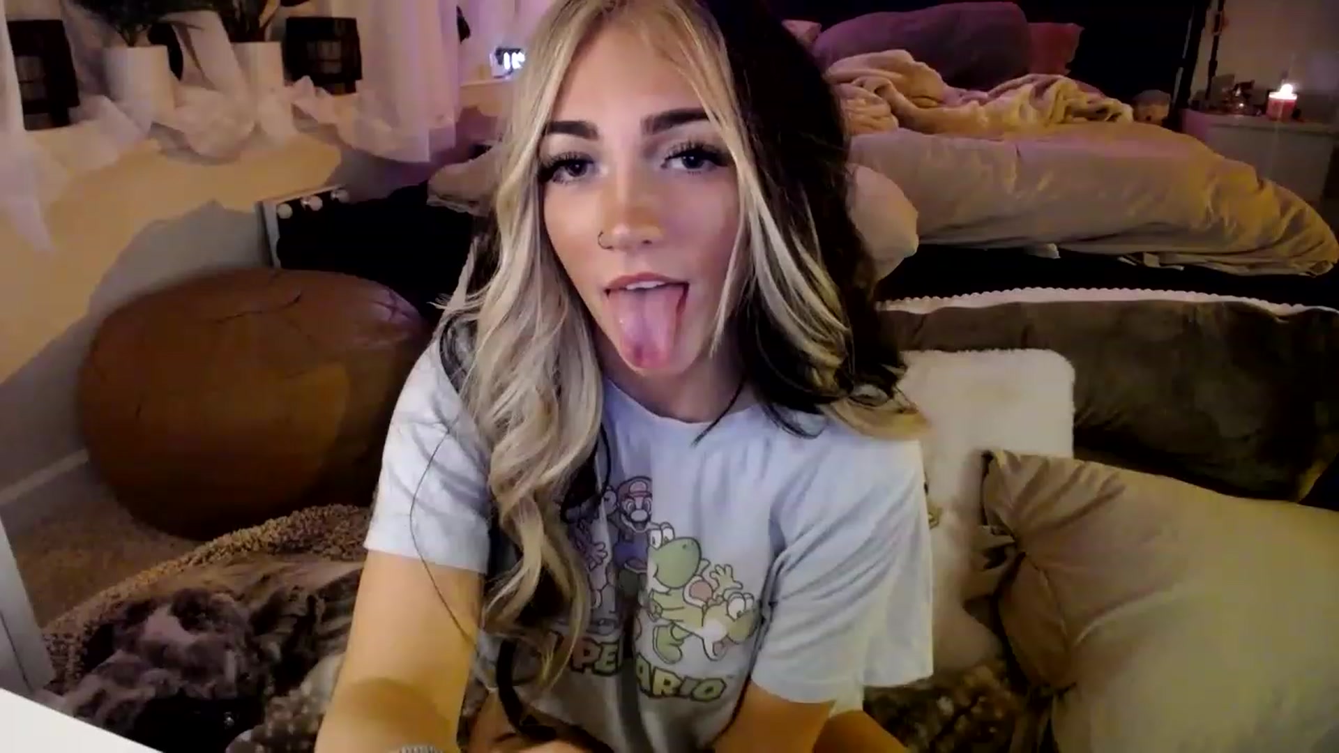 Gallery image thumbnail from Devereuxquinn's myfreecams stream on, 03/16/2023, 04:06 image 10 of 20