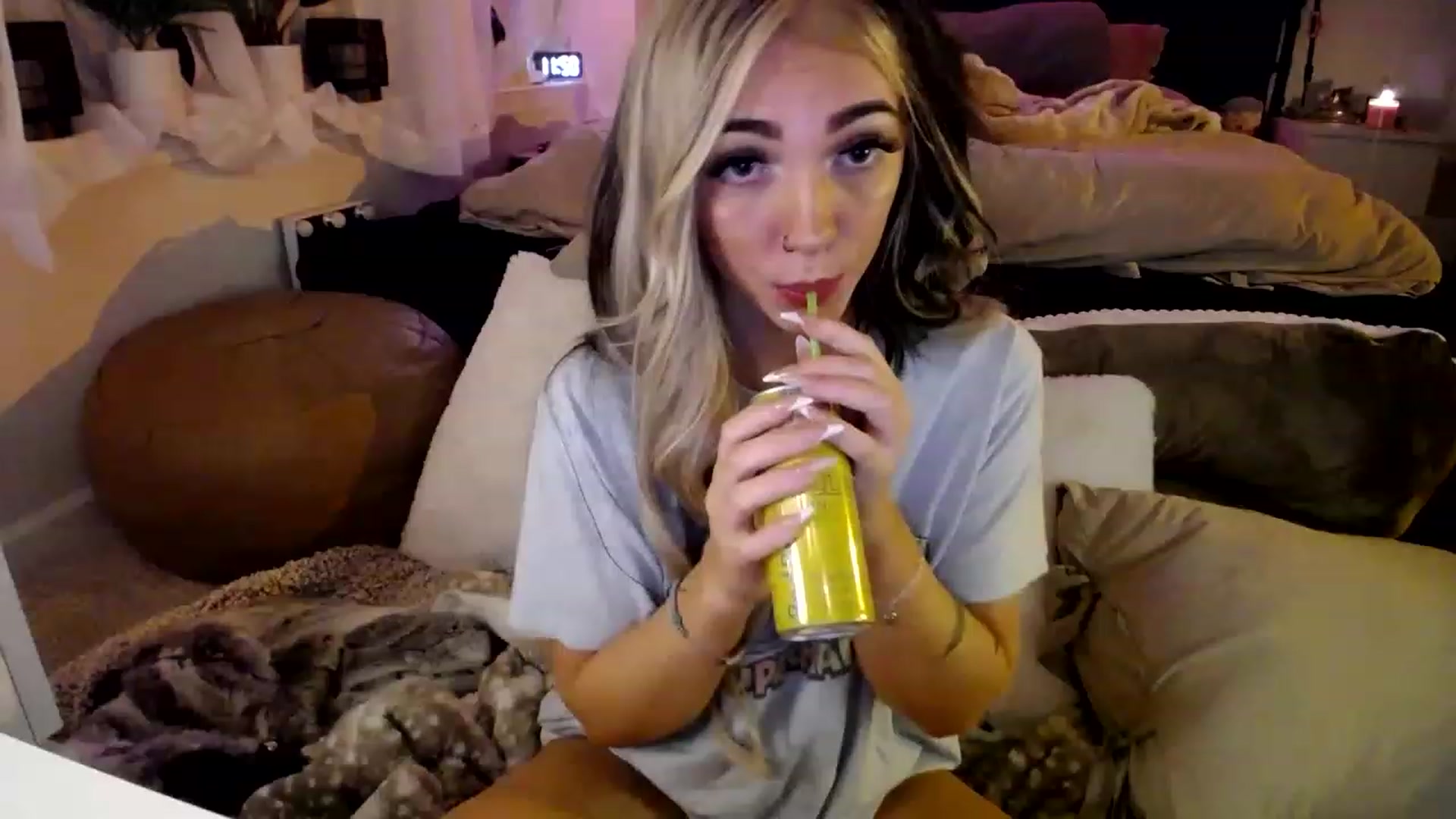 Gallery image thumbnail from Devereuxquinn's myfreecams stream on, 03/16/2023, 04:06 image 12 of 20