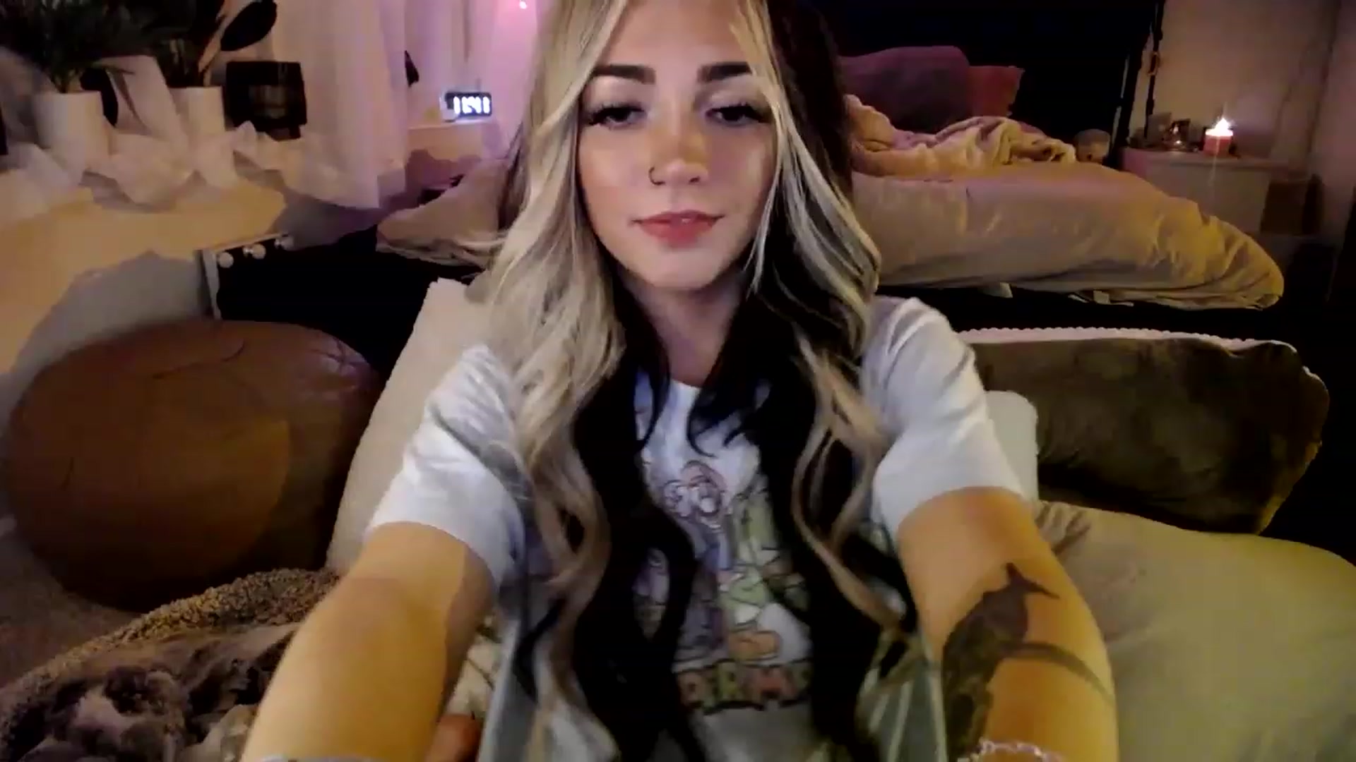Gallery image thumbnail from Devereuxquinn's myfreecams stream on, 03/16/2023, 04:06 image 6 of 20