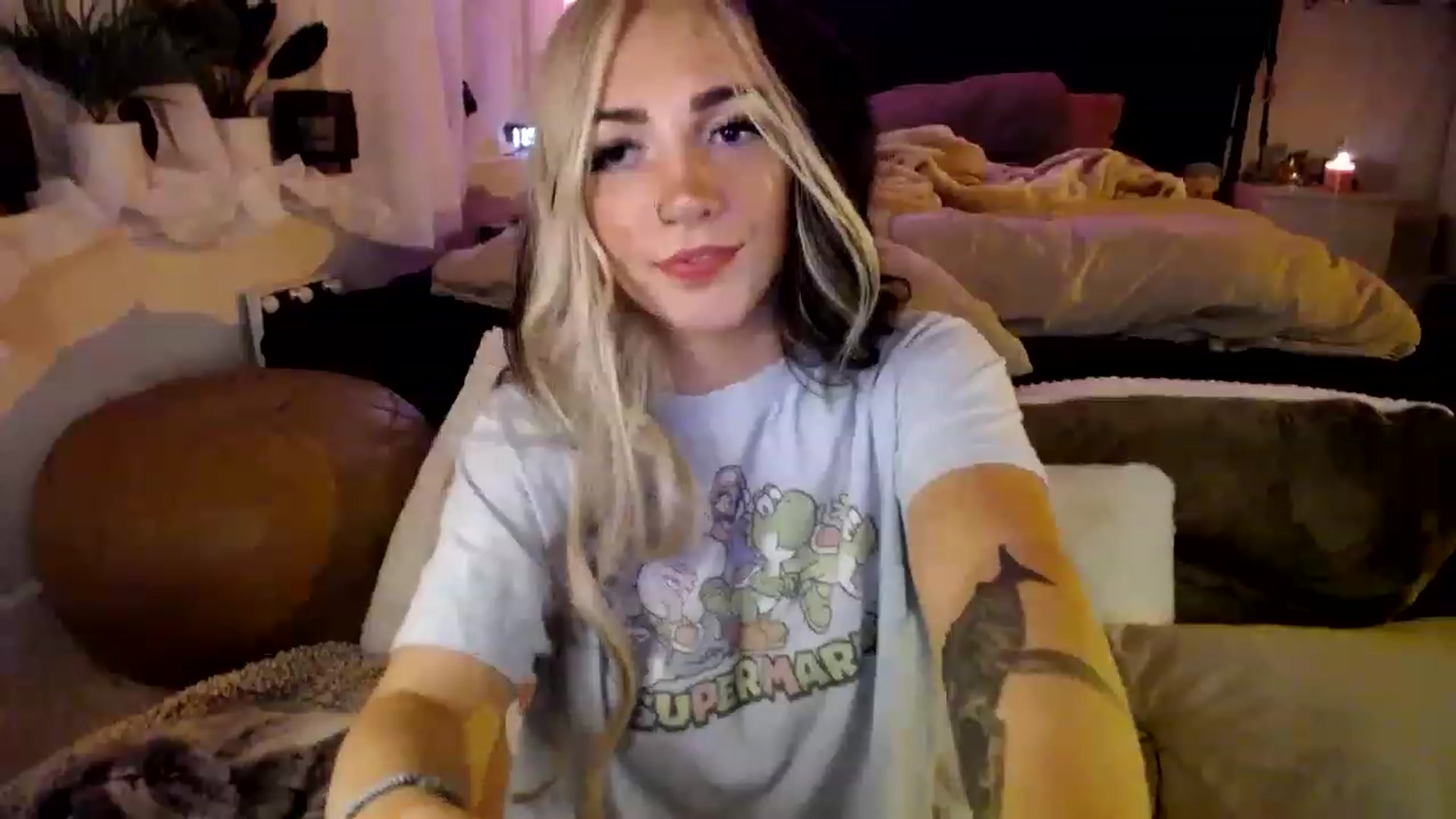 Gallery image thumbnail from Devereuxquinn's myfreecams stream on, 03/16/2023, 04:06 image 17 of 20