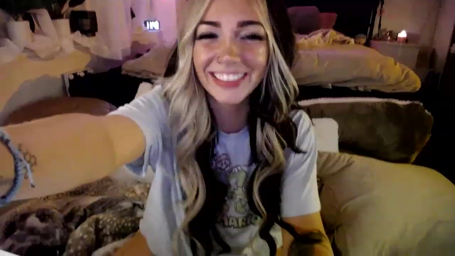Gallery image thumbnail from Devereuxquinn's myfreecams stream on, 03/16/2023, 04:06 image 7 of 20