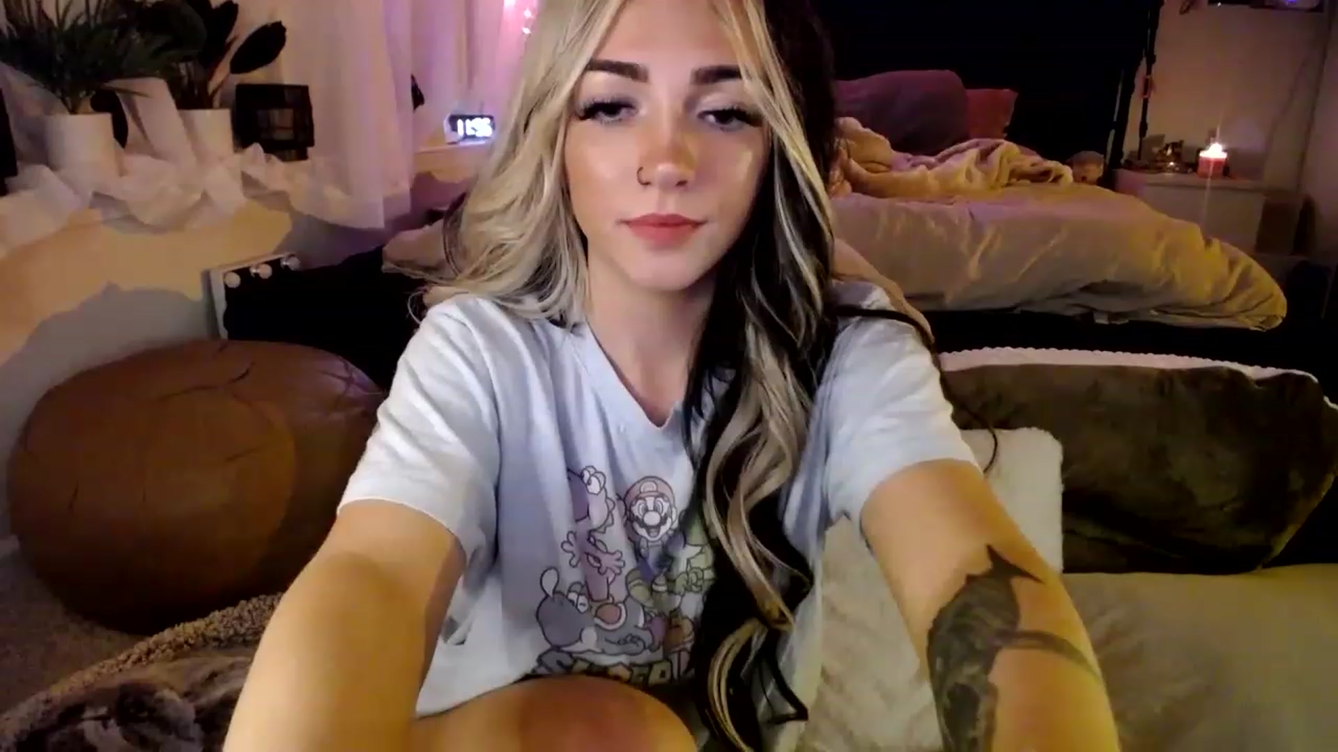 Gallery image thumbnail from Devereuxquinn's myfreecams stream on, 03/16/2023, 04:06 image 16 of 20