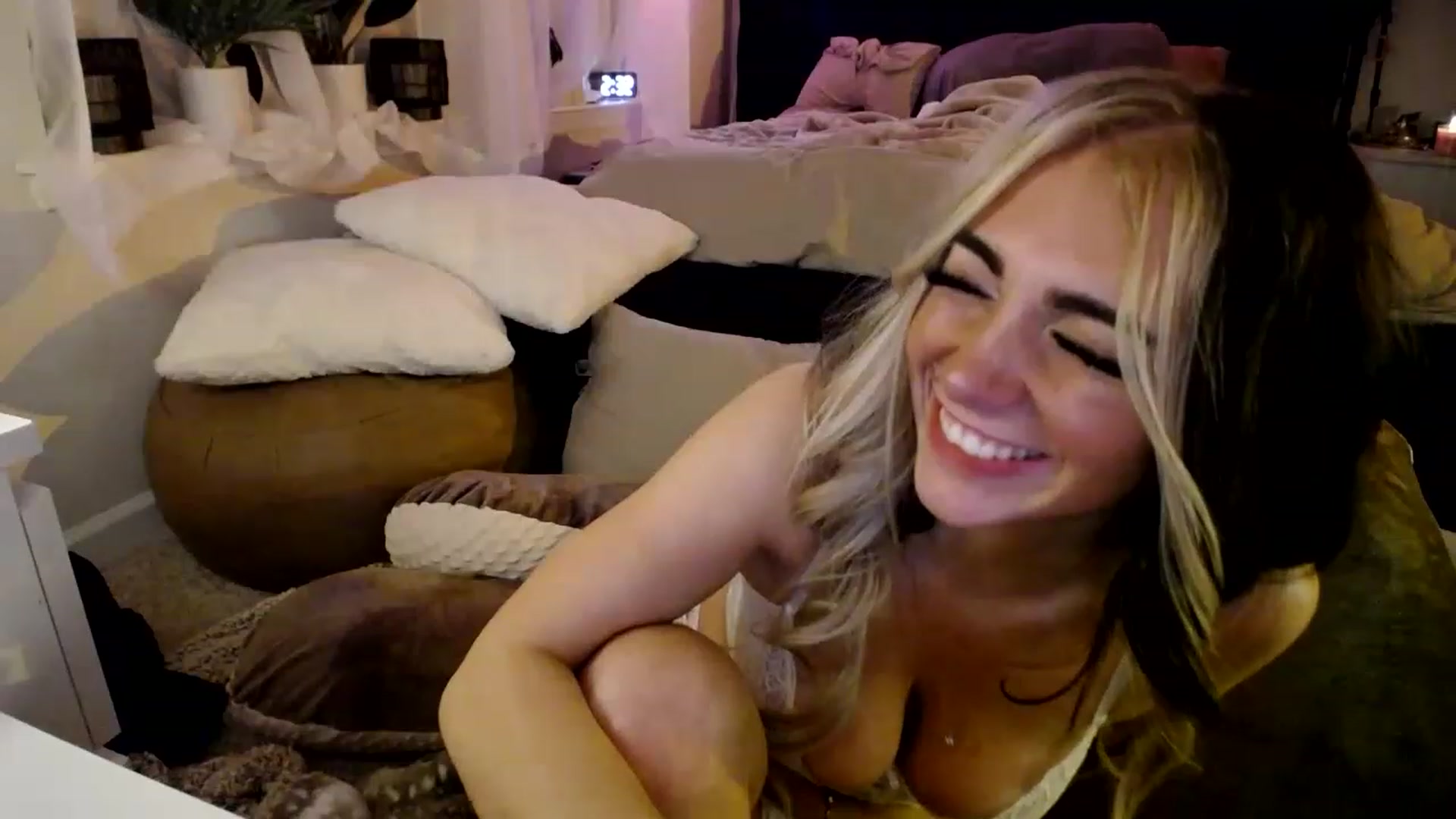 Gallery image thumbnail from Devereuxquinn's myfreecams stream on, 03/16/2023, 06:49 image 19 of 20