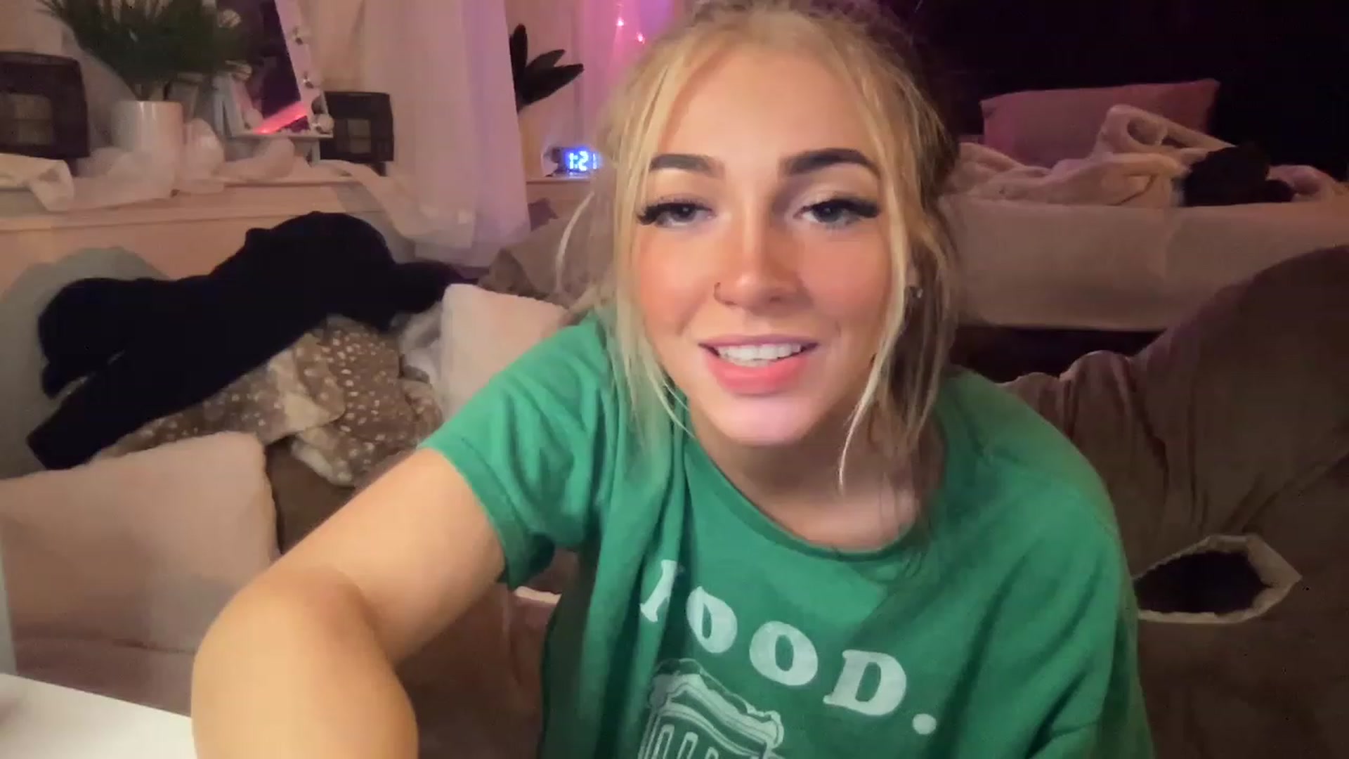 Gallery image thumbnail from Devereuxquinn's myfreecams stream on, 03/18/2023, 05:39 image 16 of 20
