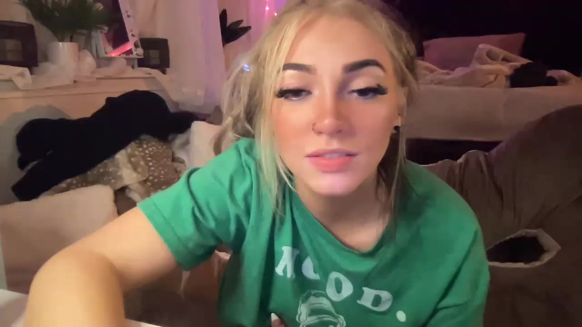 Gallery image thumbnail from Devereuxquinn's myfreecams stream on, 03/18/2023, 05:39 image 15 of 20