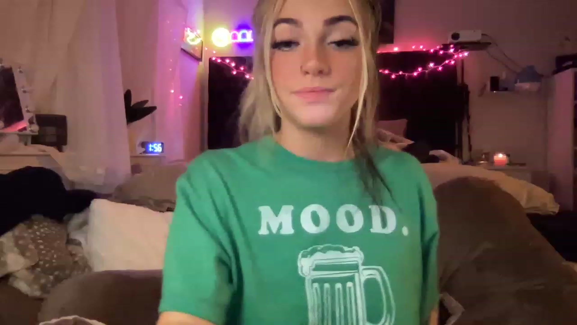 Gallery image thumbnail from Devereuxquinn's myfreecams stream on, 03/18/2023, 06:02 image 17 of 20