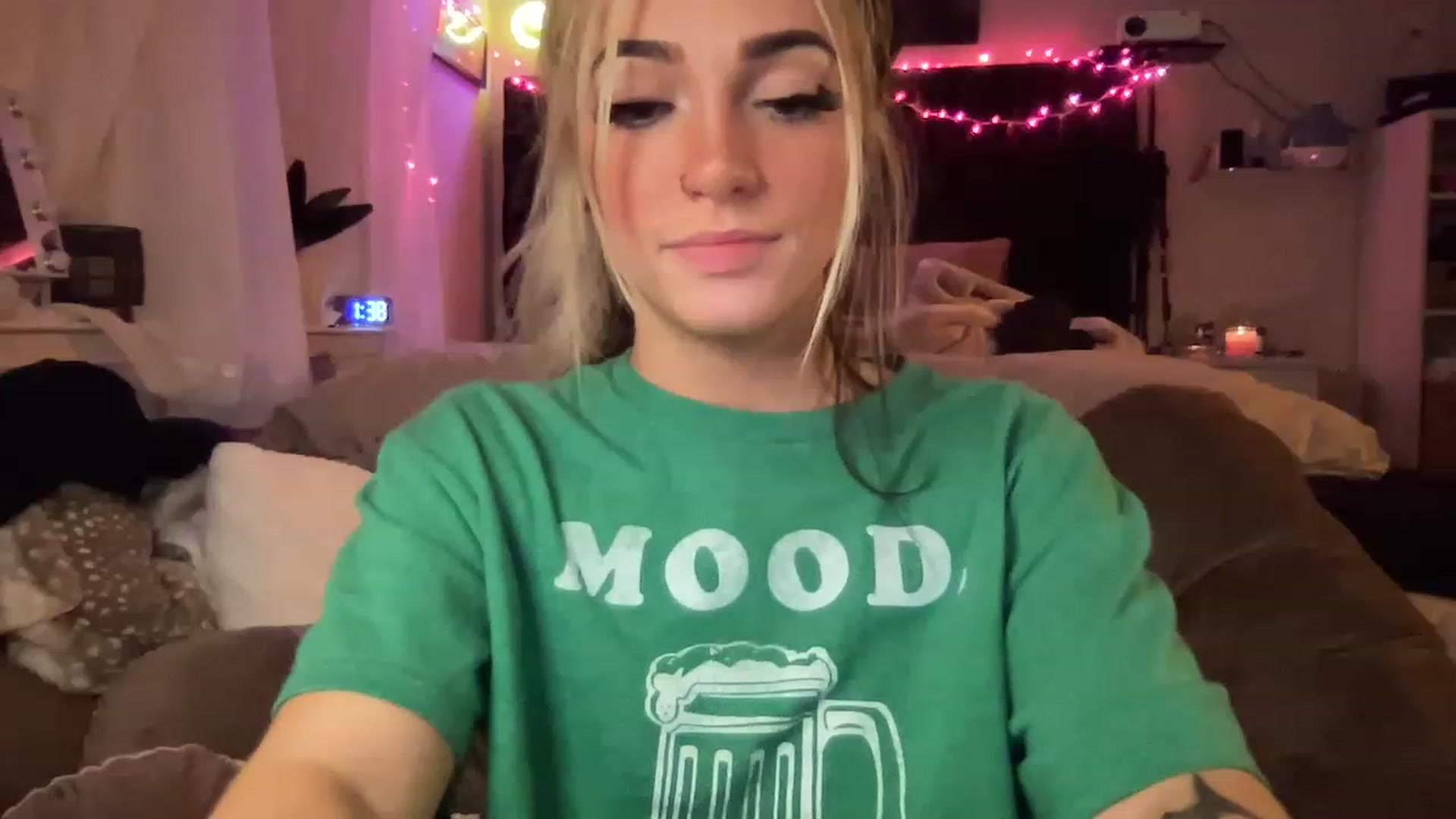 Gallery image thumbnail from Devereuxquinn's myfreecams stream on, 03/18/2023, 06:02 image 2 of 20