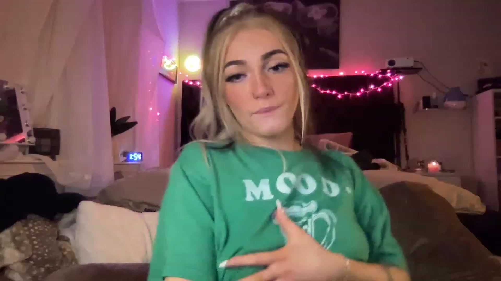 Gallery image thumbnail from Devereuxquinn's myfreecams stream on, 03/18/2023, 06:02 image 16 of 20