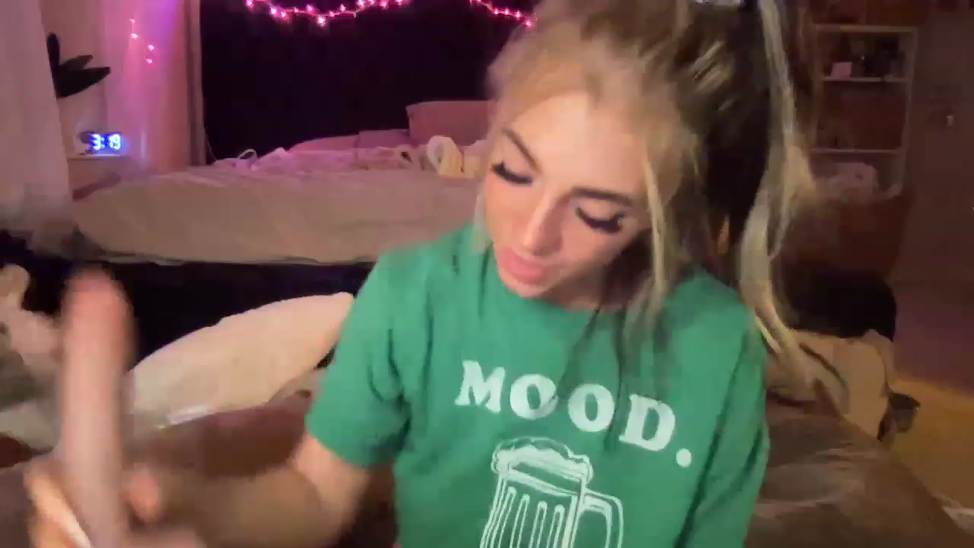 Gallery image thumbnail from Devereuxquinn's myfreecams stream on, 03/18/2023, 07:32 image 12 of 20