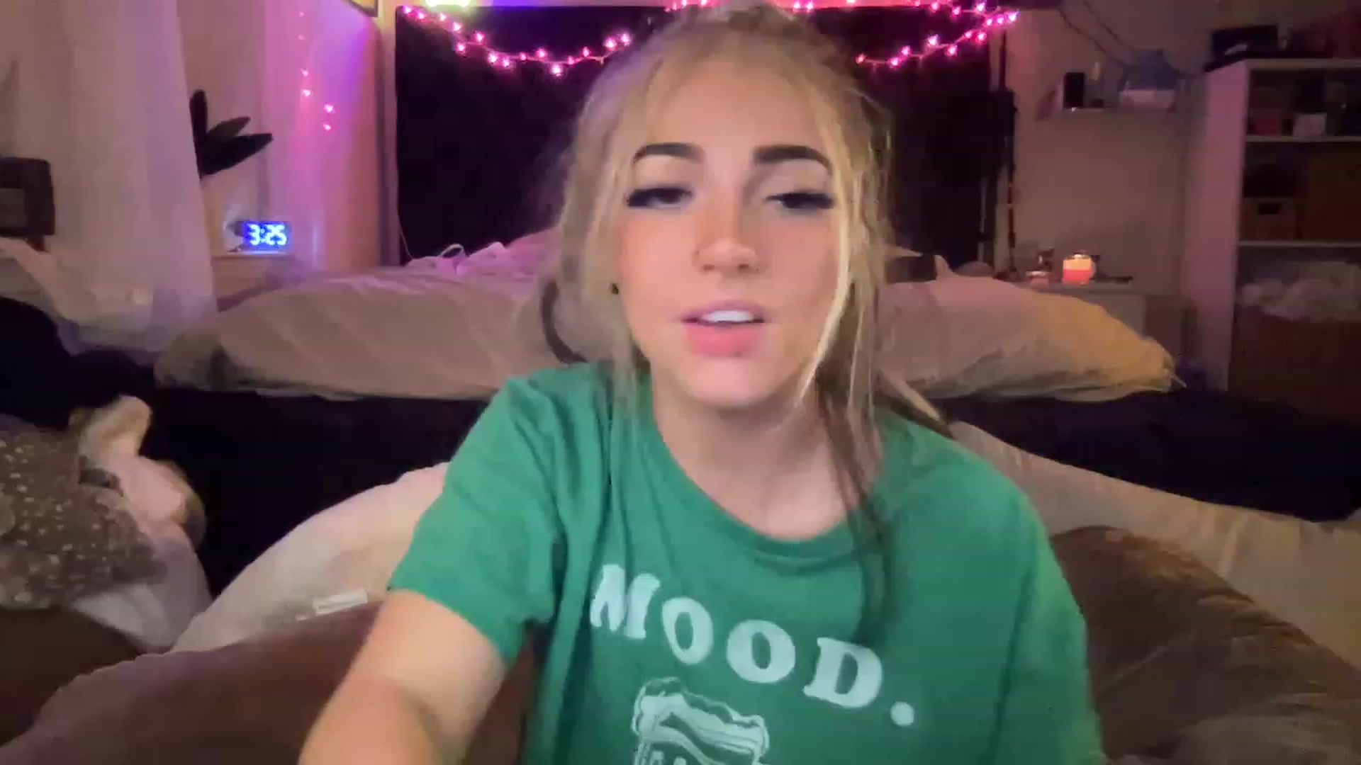 Gallery image thumbnail from Devereuxquinn's myfreecams stream on, 03/18/2023, 07:32 image 17 of 20