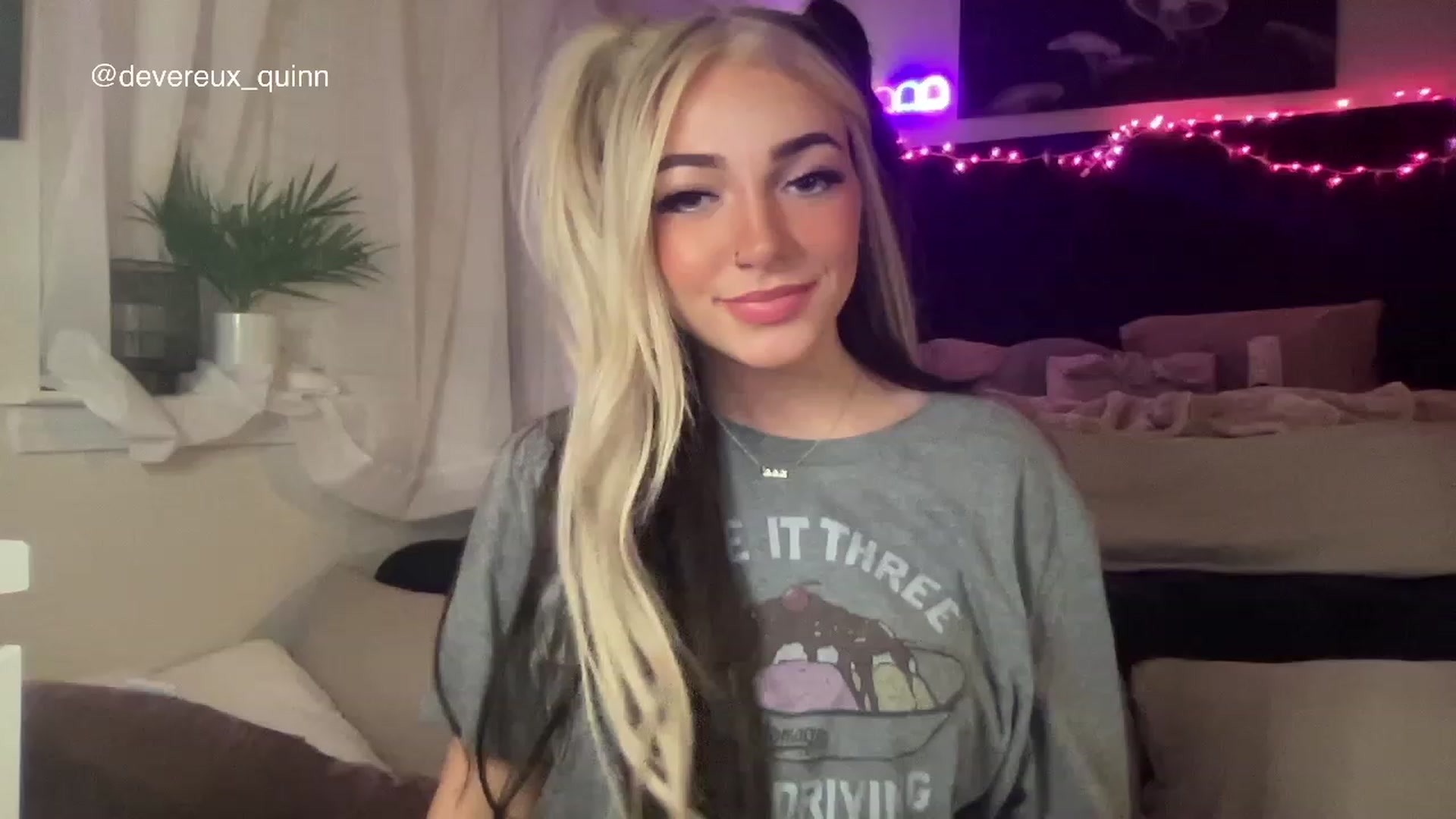 Gallery image thumbnail from Devereuxquinn's myfreecams stream on, 03/19/2023, 04:53 image 4 of 20